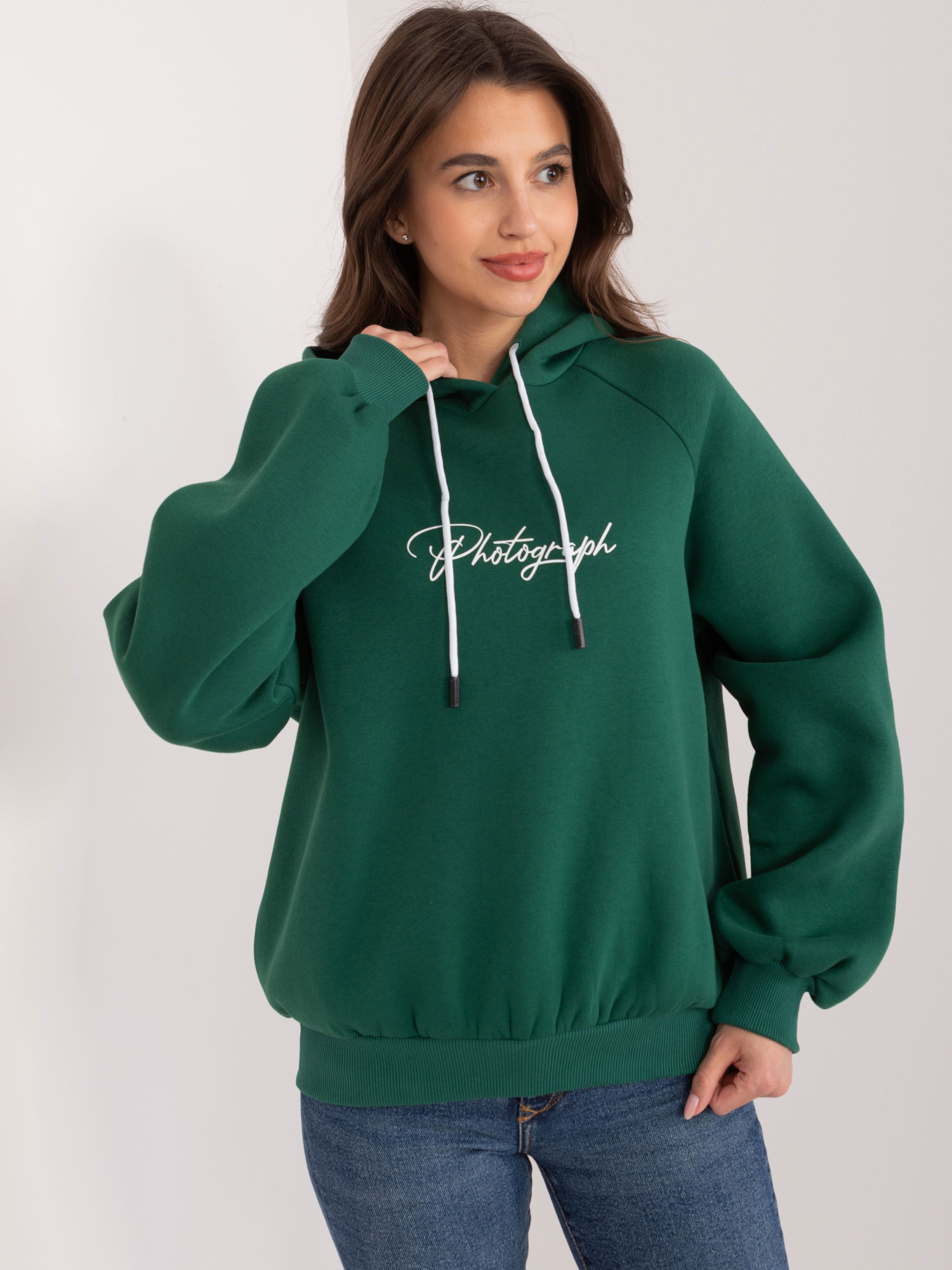 TMAVĚ ZELENÁ MIKINA S KAPUCÍ A DROBNÝM POTISKEM RV-BL-8371.30-DARK GREEN Velikost: ONE SIZE