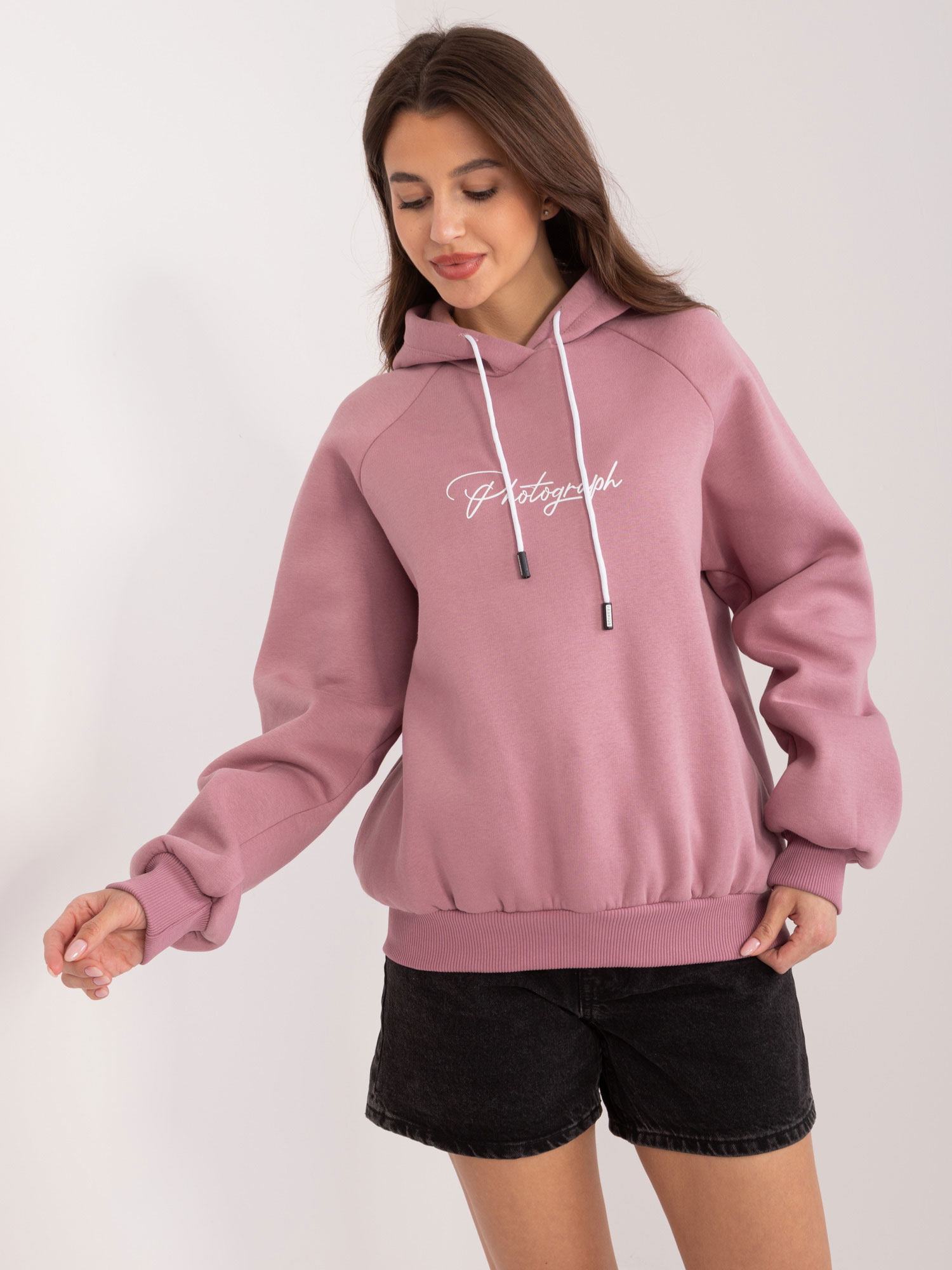 RŮŽOVÁ MIKINA S KAPUCÍ A DROBNÝM POTISKEM RV-BL-8371.30-PINK Velikost: ONE SIZE