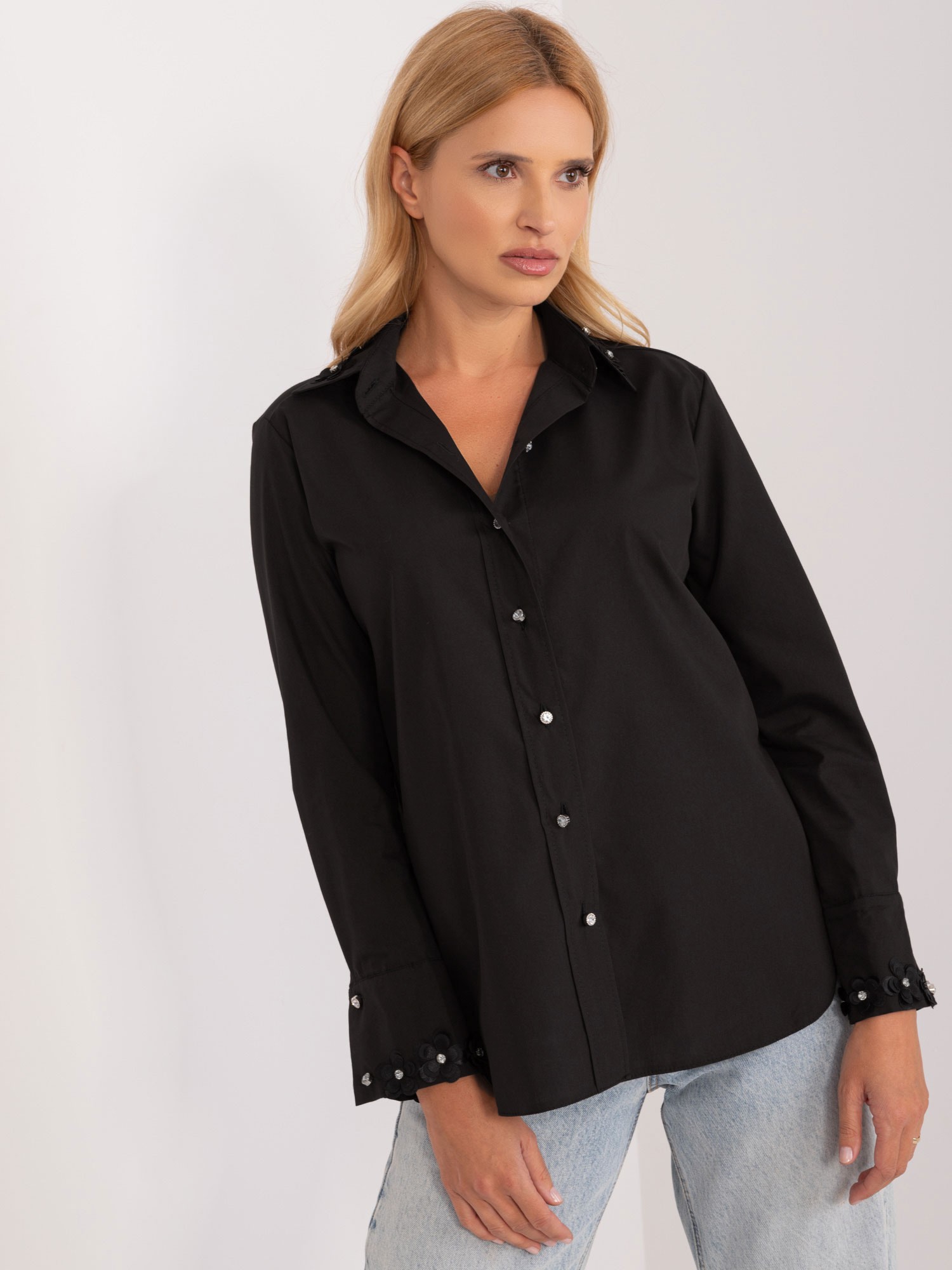 ČERNÁ BAVLNĚNÁ KOŠILE S OZDOBNÝMI KNOFLÍKY LK-KS-509574.71-BLACK Velikost: S/M