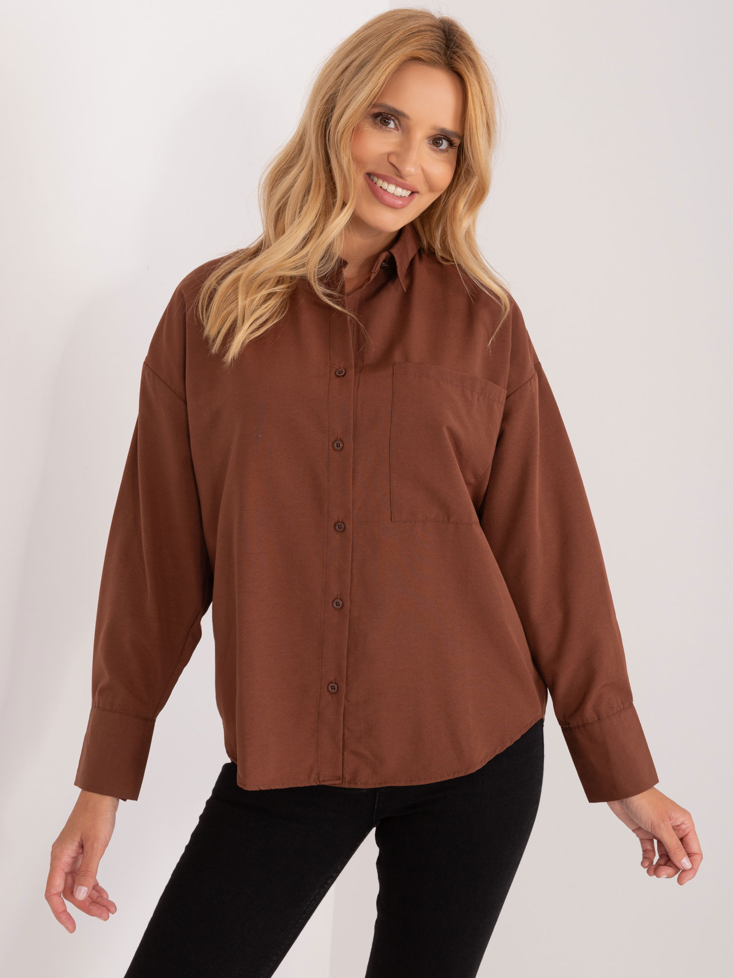 HNĚDÁ OVERSIZE KOŠILE S KNOFLÍKY NA ZÁDECH BA-KS-0274.47-BROWN Velikost: ONE SIZE