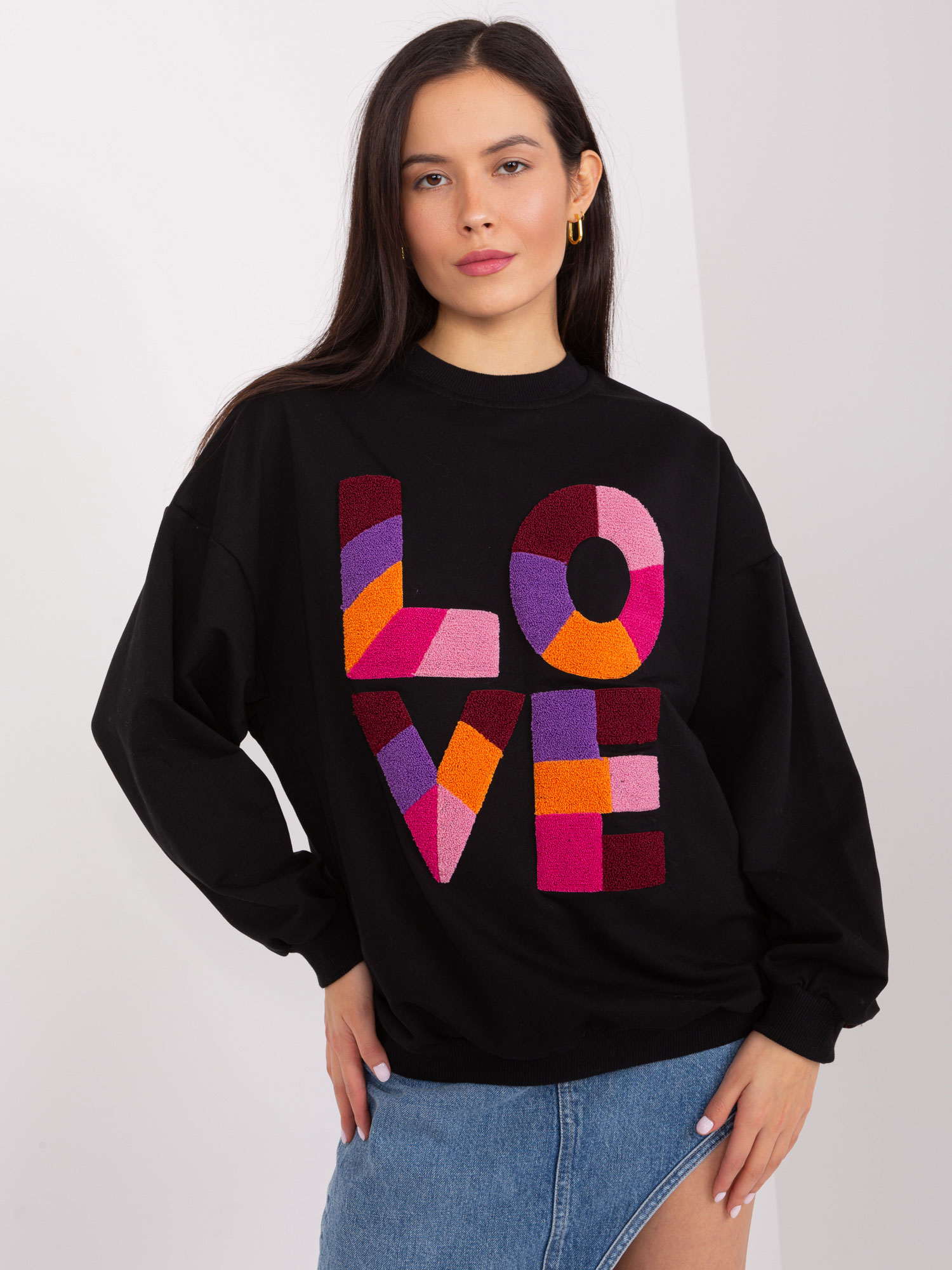 ČERNÁ MIKINA S BAREVNÝM NÁPISEM LOVE FA-BL-8881.27-CZARNY Velikost: ONE SIZE