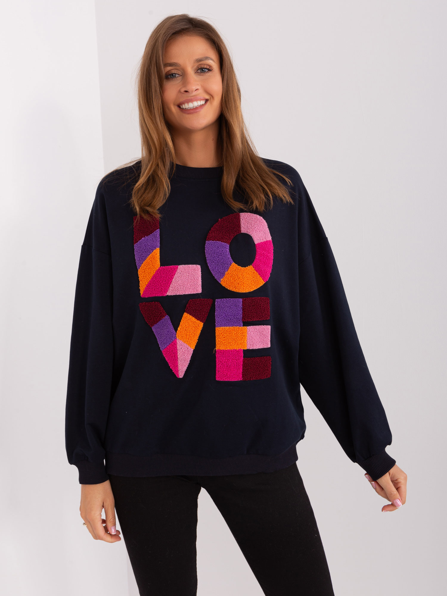 TMAVĚ MODRÁ MIKINA S BAREVNÝM NÁPISEM LOVE FA-BL-8881.27-DARK BLUE Velikost: ONE SIZE