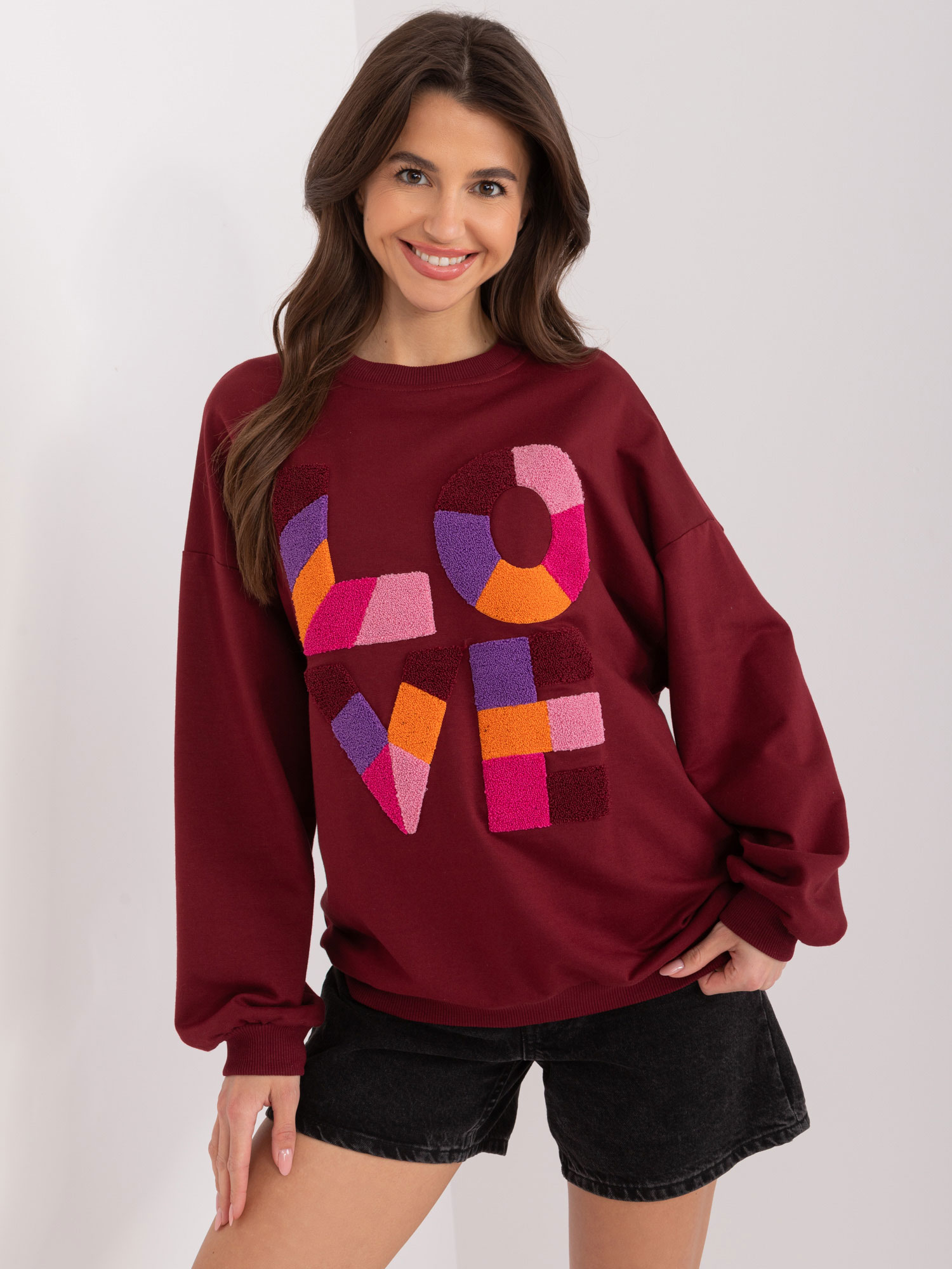 BORDÓ MIKINA S BAREVNÝM NÁPISEM LOVE FA-BL-8881.27-BORDO Velikost: ONE SIZE