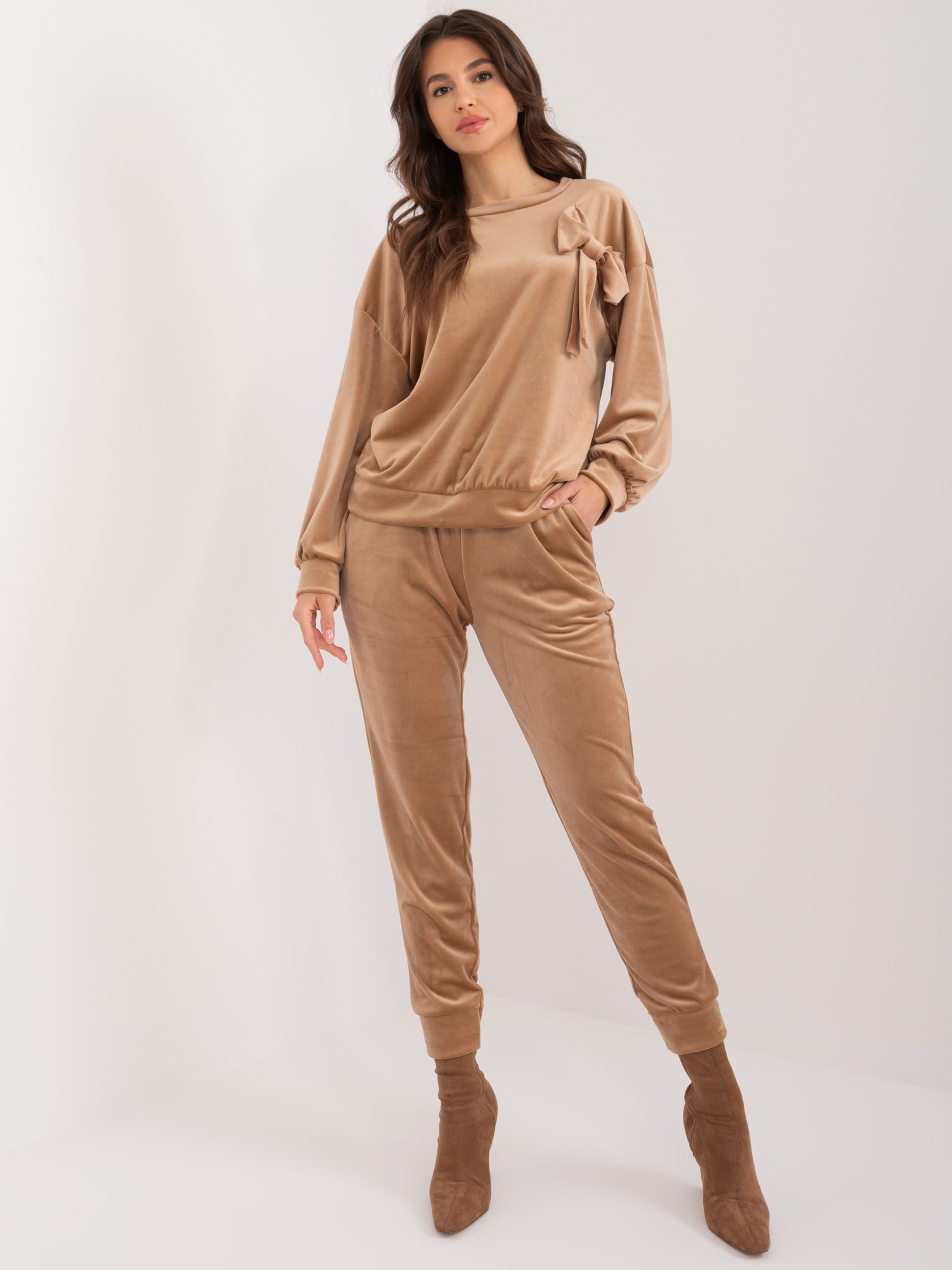 HNĚDÁ VELUROVÁ SOUPRAVA S MAŠLÍ DHJ-KMPL-8870.59-BROWN Velikost: ONE SIZE