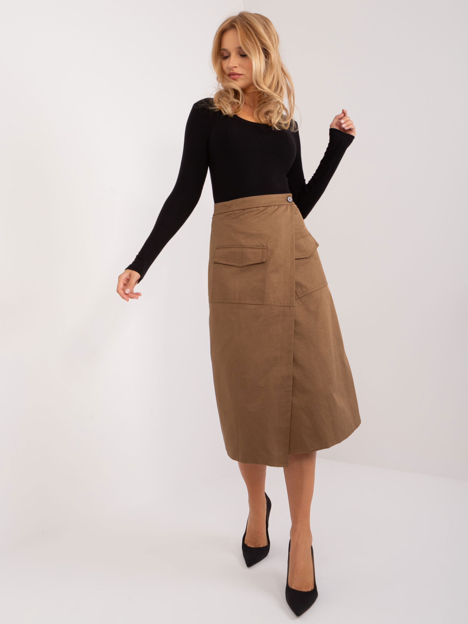 HNĚDÁ MIDI SUKNĚ S KAPSAMI EM-SD-B9327.22-BROWN Velikost: XS