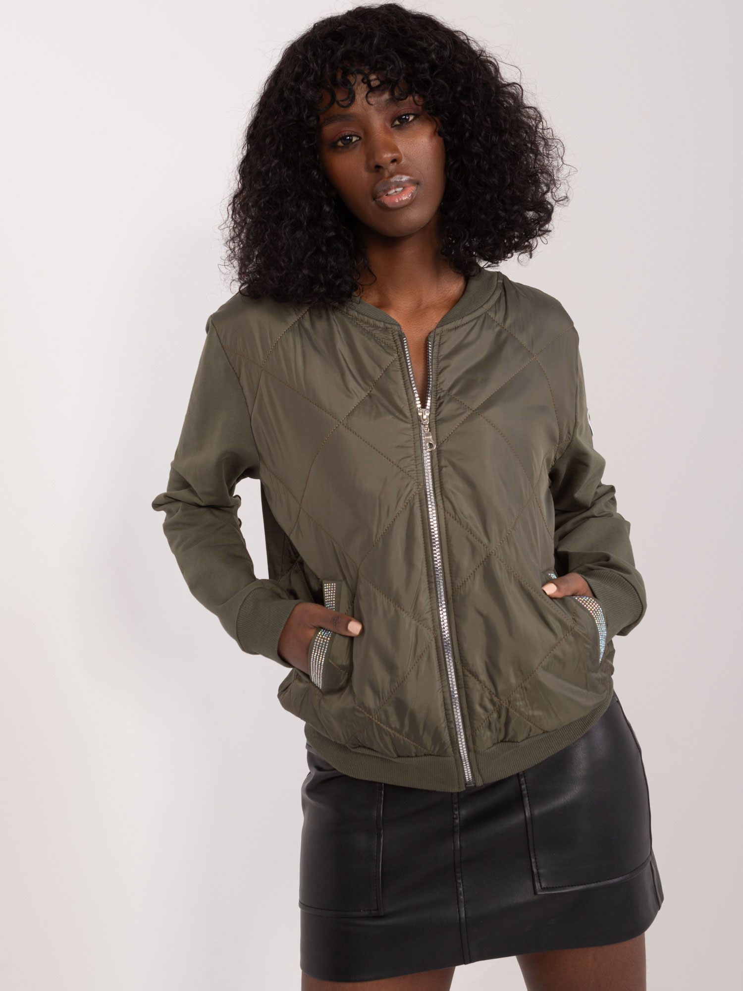 TMAVÁ KHAKI PROŠÍVANÁ BOMBER MIKINA -RV-BL-8223.05-KHAKI Velikost: S/M