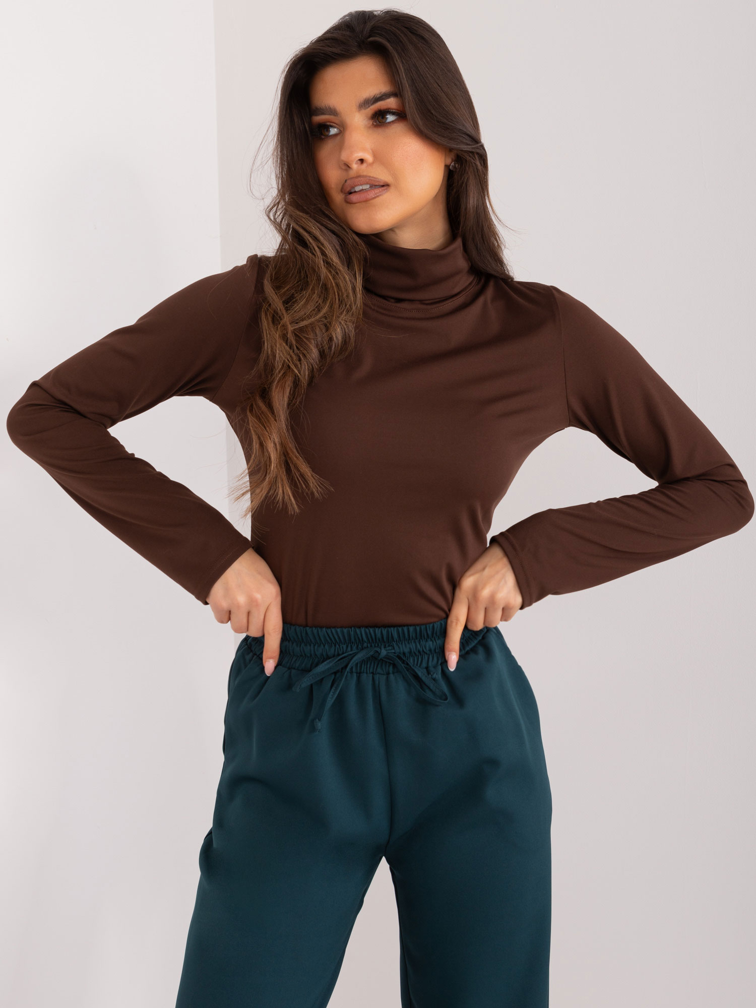 TMAVĚ HNĚDÝ LEHKÝ ROLÁK -LK-BZ-509532.08X-DARK BROWN Velikost: S/M