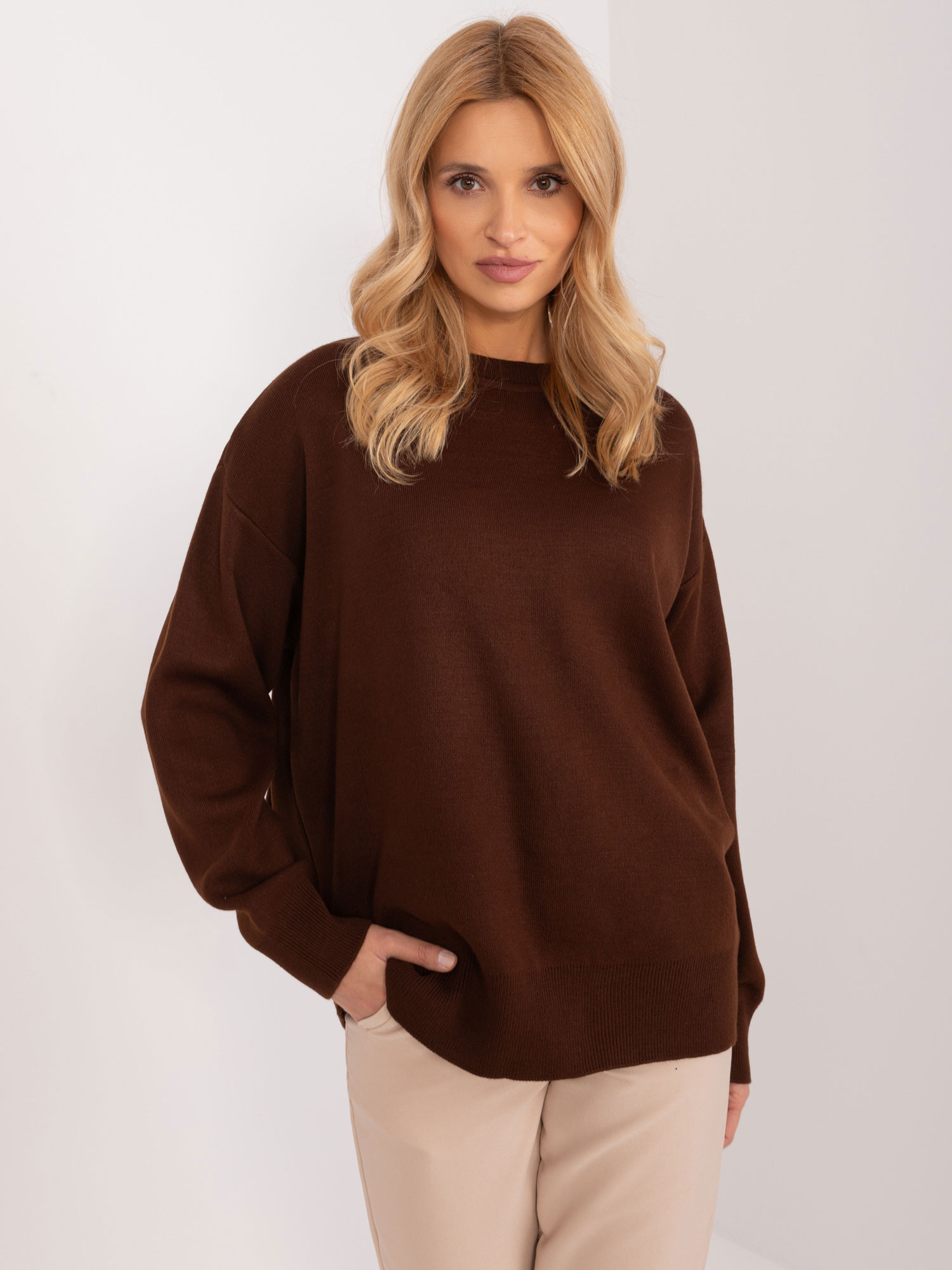 TMAVĚ HNĚDÝ KLASICKÝ SVETR --BA-SW-1494.37-DARK BROWN Velikost: ONE SIZE