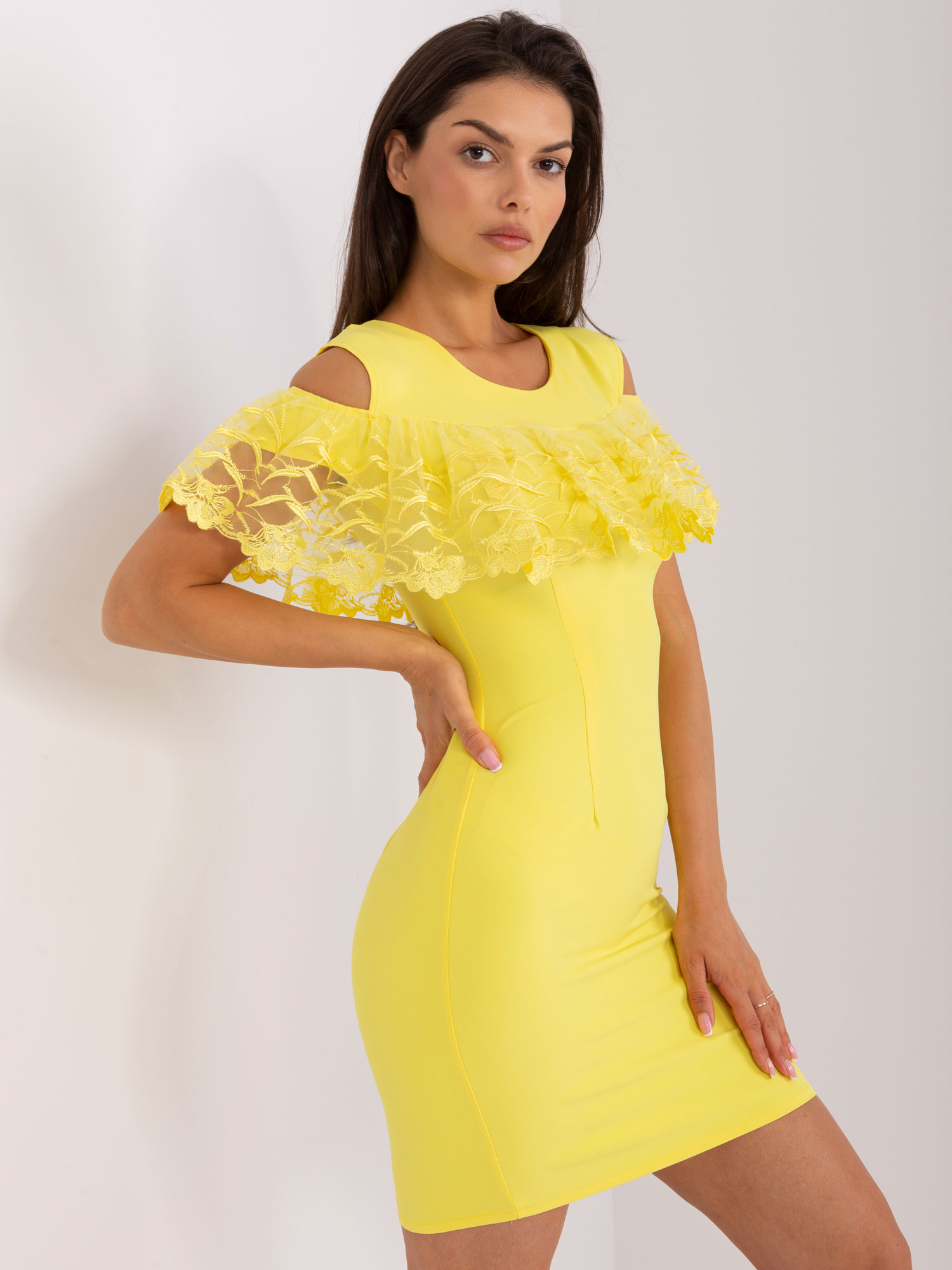 Žluté mini šaty s aplikací kolem ramen -LK-SK-506332.24-žluté Velikost: 36