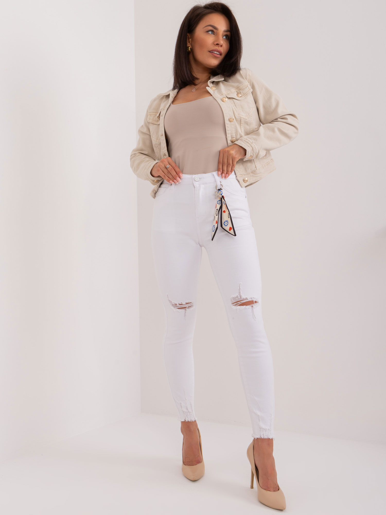 BÍLÉ SKINNY DŽÍNY S DÍRAMI NA KOLENOU PM-SP-J1273-1.68-WHITE Velikost: XS