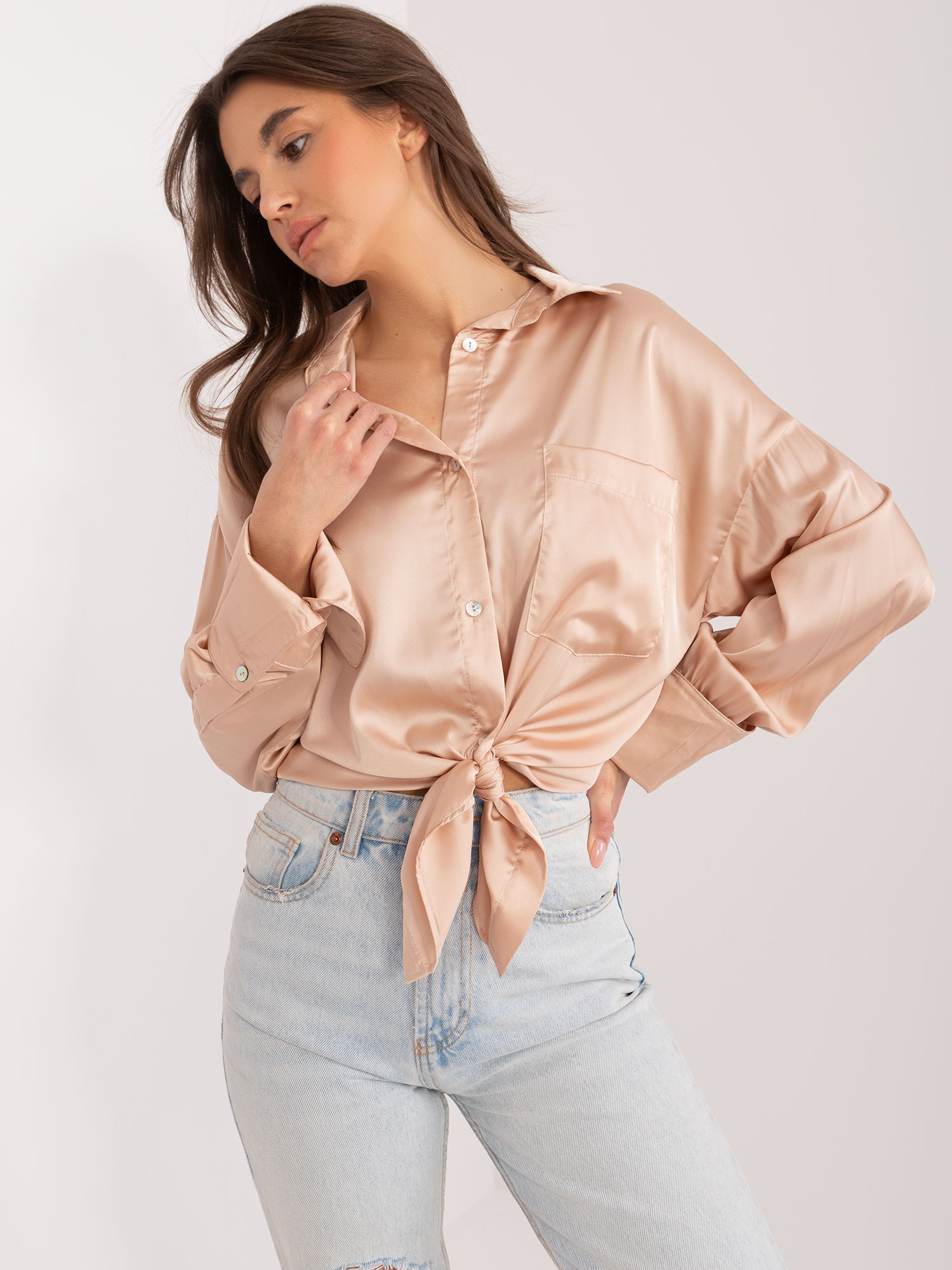 BÉŽOVÁ SATÉNOVÁ KOŠILE S KAPSOU FA-KS-9245.29X-BEIGE Velikost: S/M