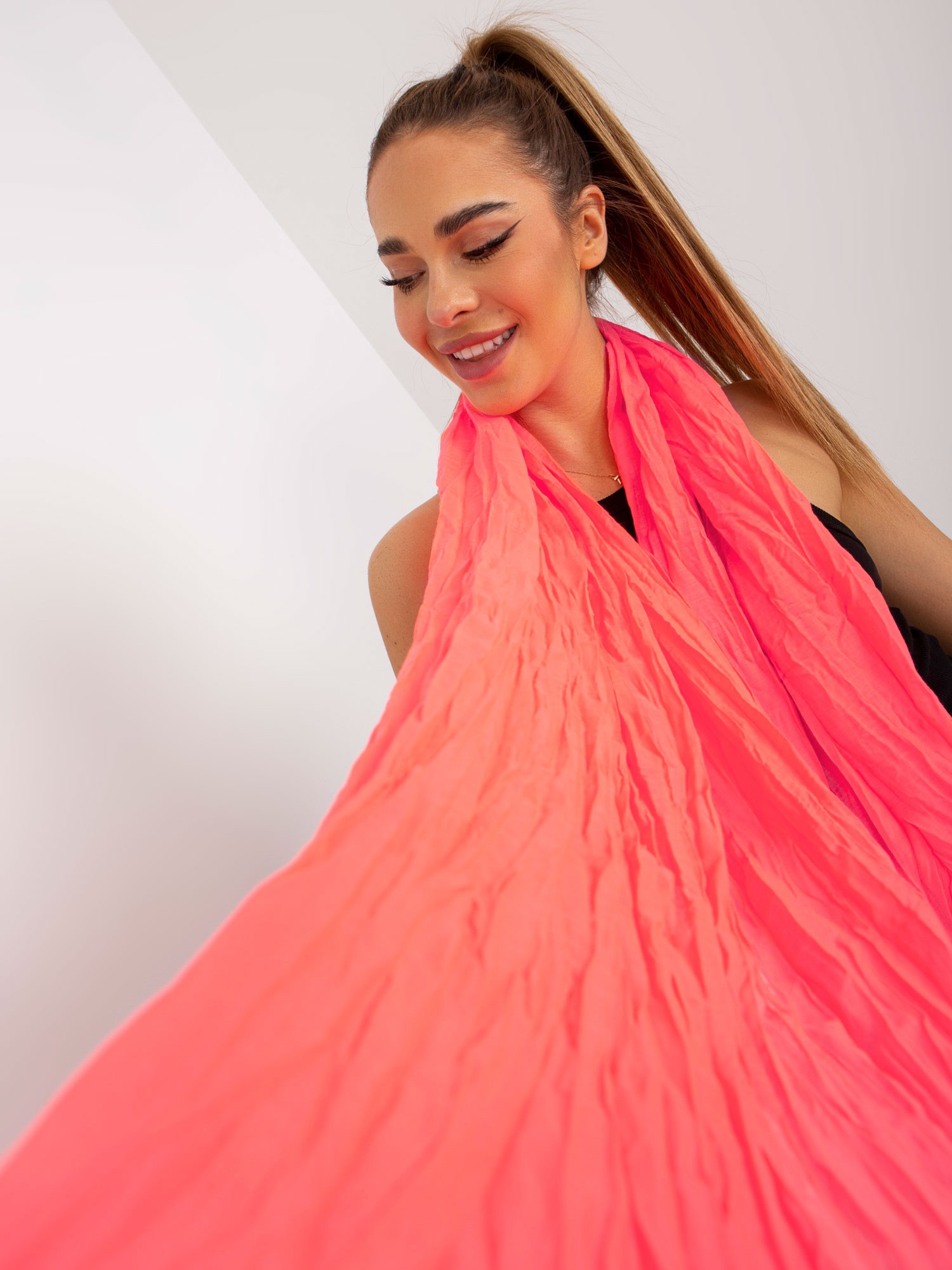 Neonově růžový viskózový šátek -AT-CH-1905-fluo pink Velikost: ONE SIZE
