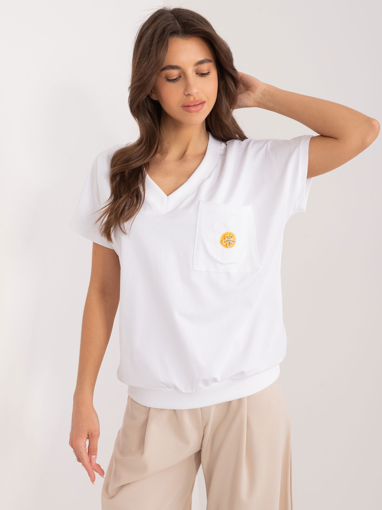 Bílé tričko s výstřihem a výšivkou na kapsy RV-BZ-9626.28-white Velikost: S/M