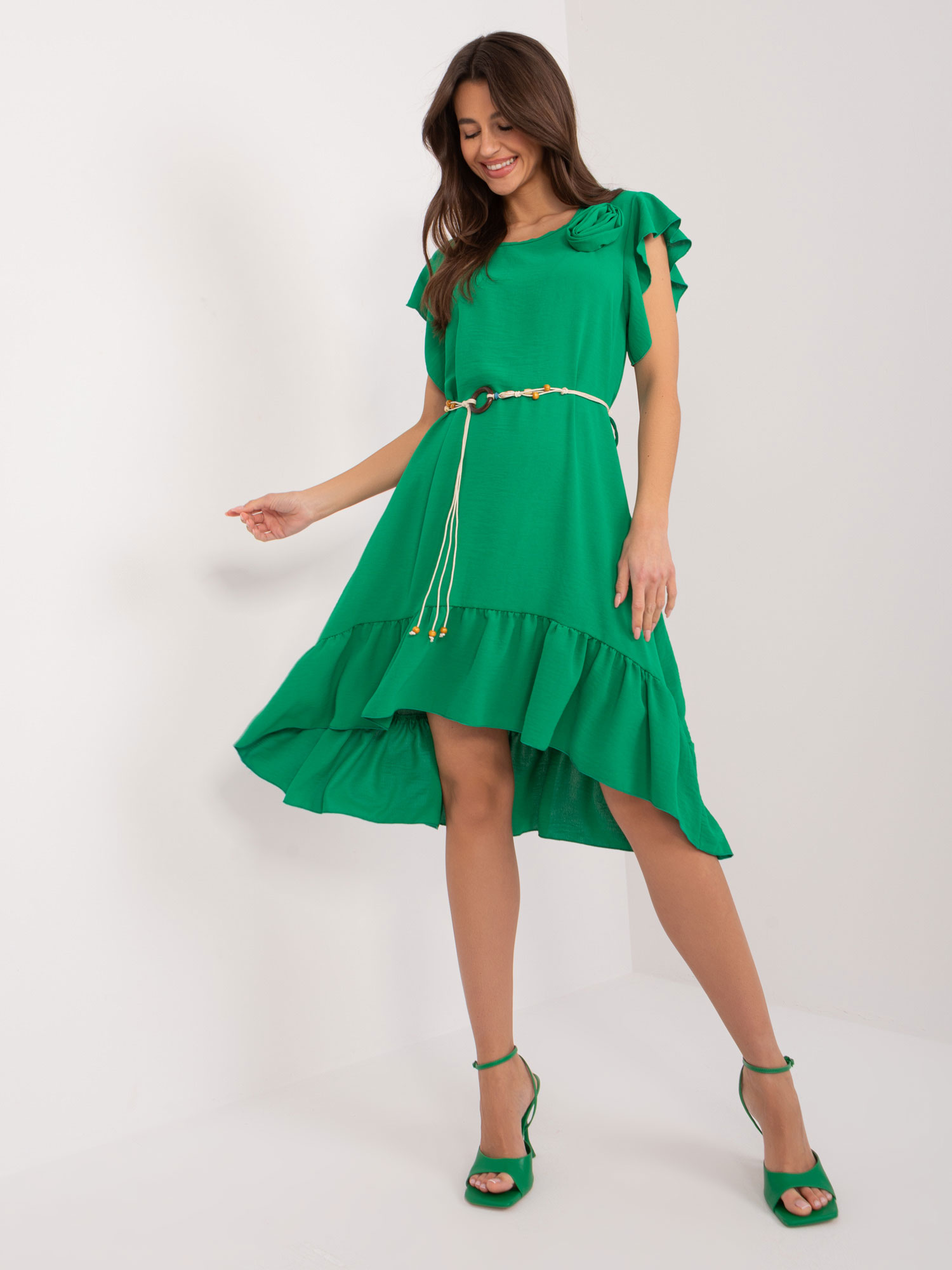 Zelené volánové šaty s páskem a květinou DHJ-SK-8921.98-green Velikost: ONE SIZE