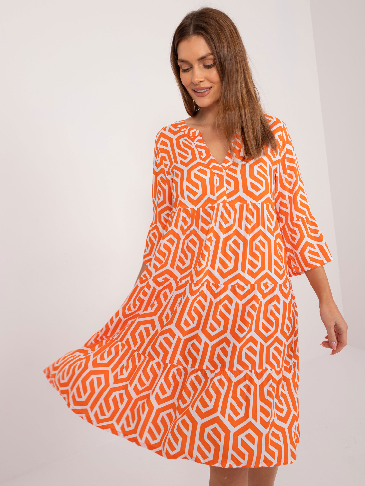 ORANŽOVÉ VOLNÉ VISKÓZOVÉ ŠATY SE VZOROVÁNÍM -D73771M30214K-ORANGE Velikost: XL