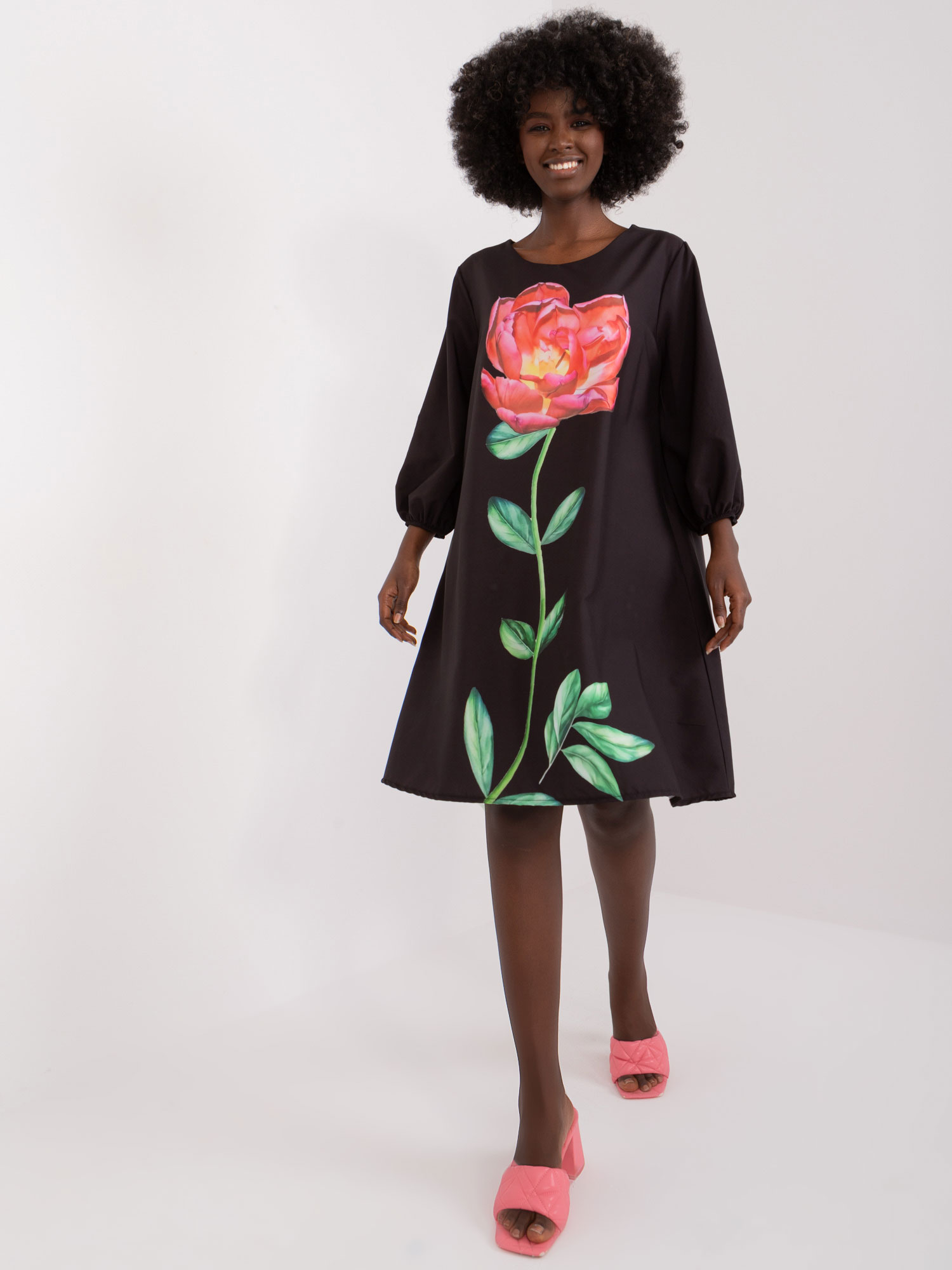 Černé mini šaty s květinovou aplikací -DHJ-SK-18808-1.34-czarny Velikost: ONE SIZE