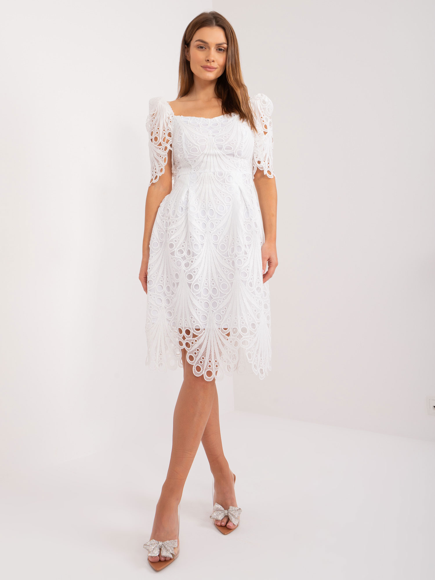 Bílé prolamované midi šaty LK-SK-509386.24-white Velikost: 40