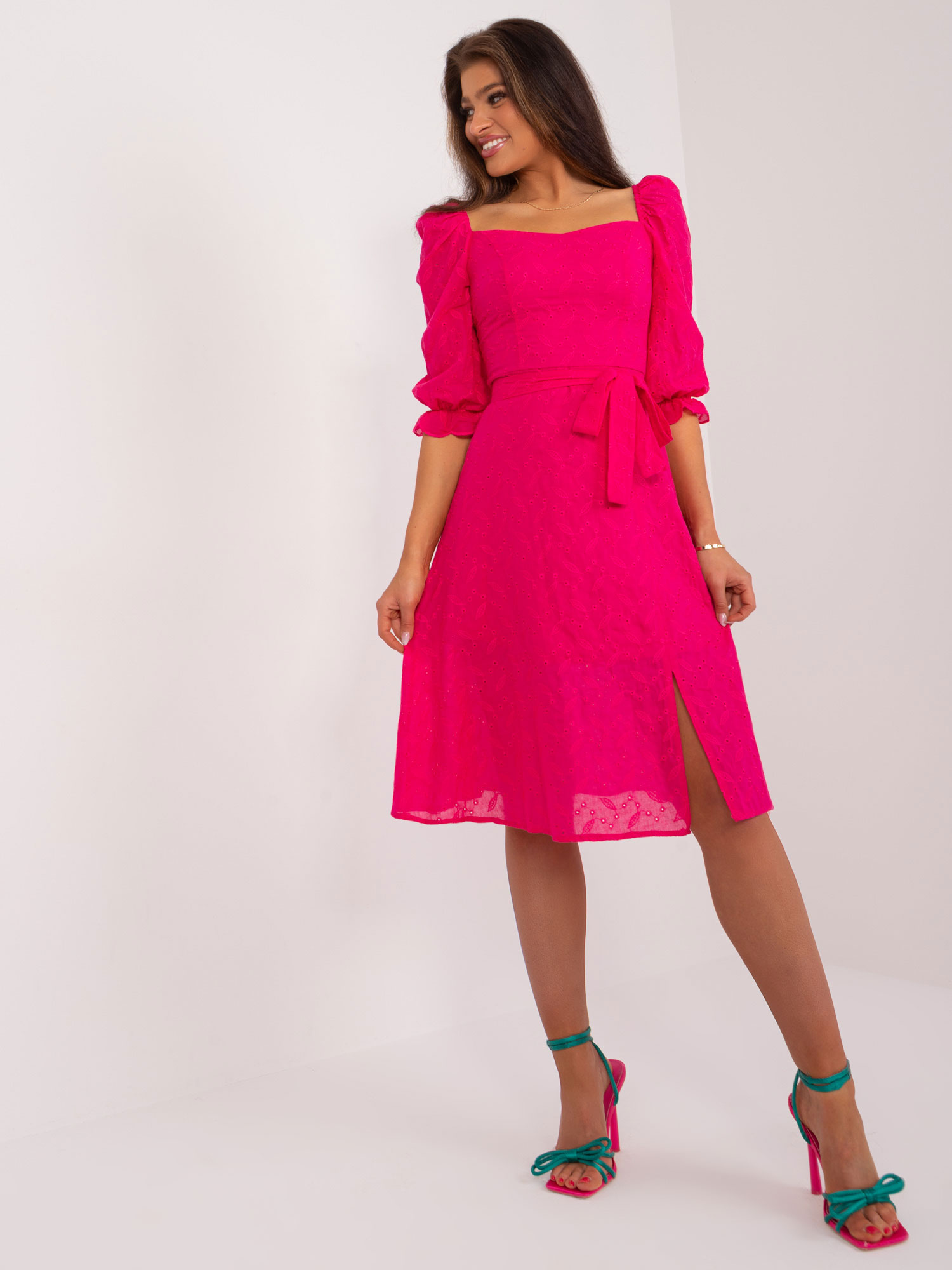 Tmavě růžové romantické midi šaty s prolamováním LK-SK-509372.45-fuchsia Velikost: 38
