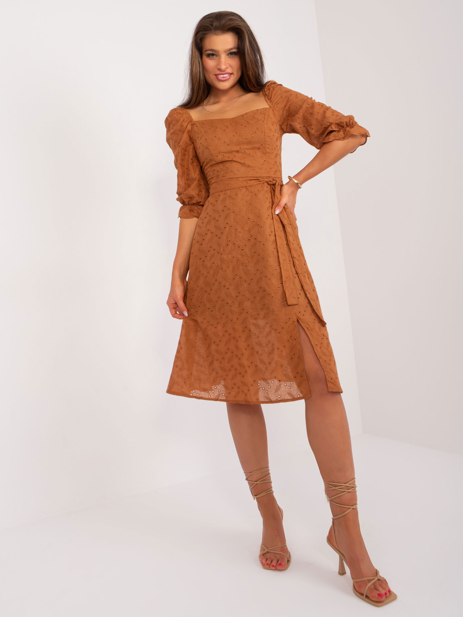 Hnědé romantické midi šaty s prolamováním LK-SK-509372.45-light brown Velikost: 42