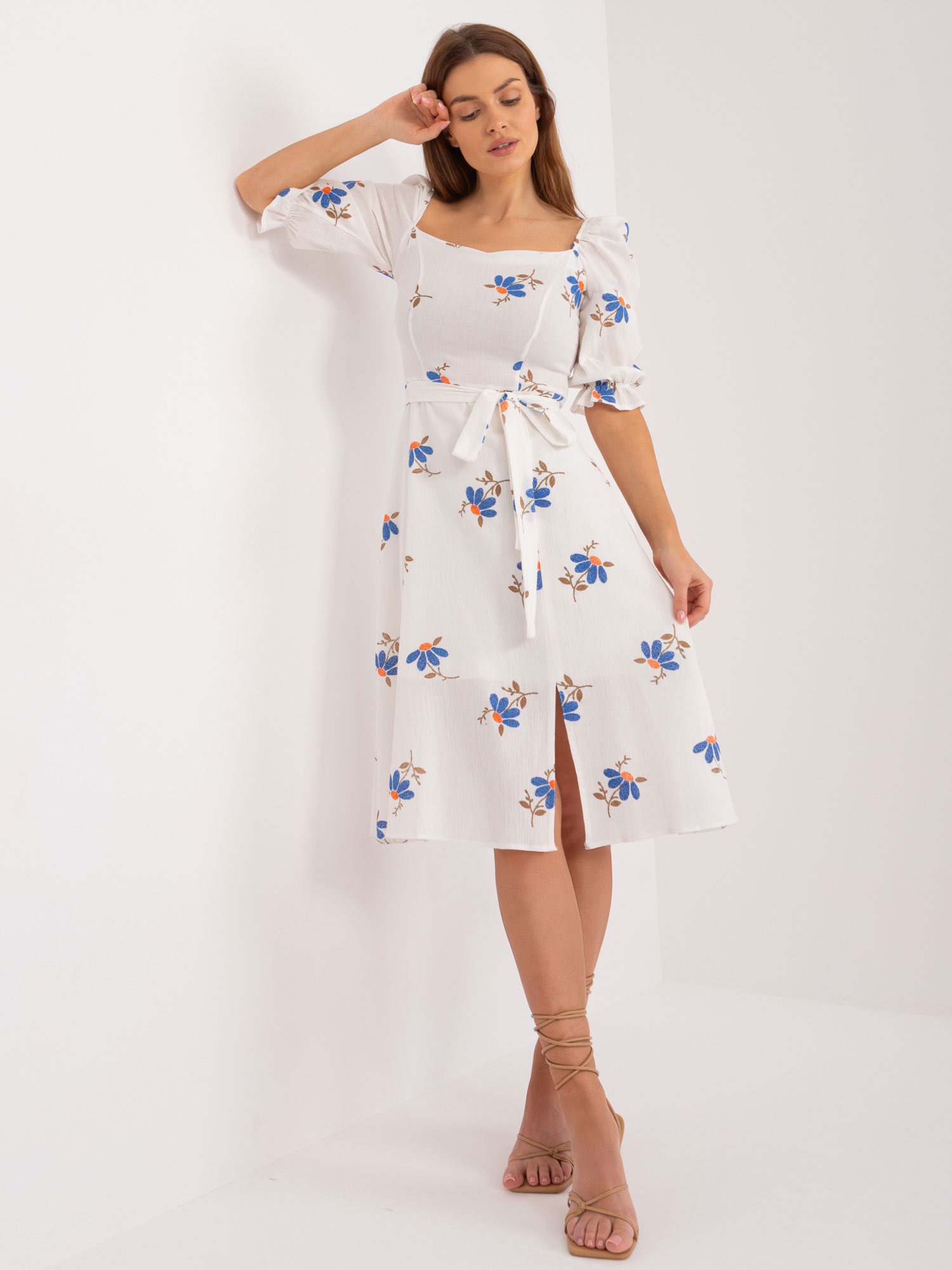 Bílé šaty s modrými květinami -LK-SK-508964-3.95-white-blue Velikost: 40