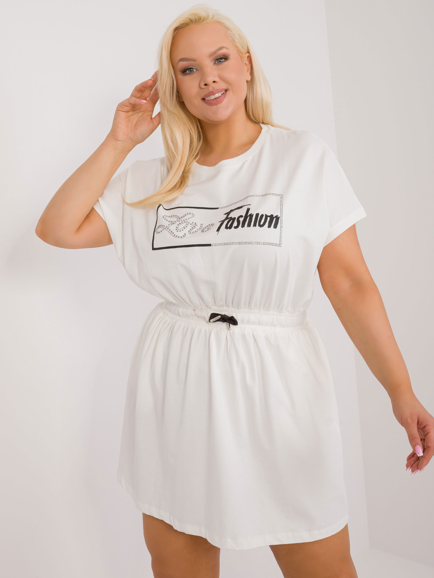 Bílé mini šaty s nápisem a gumou v pase RV-SK-6589.25-white Velikost: ONE SIZE