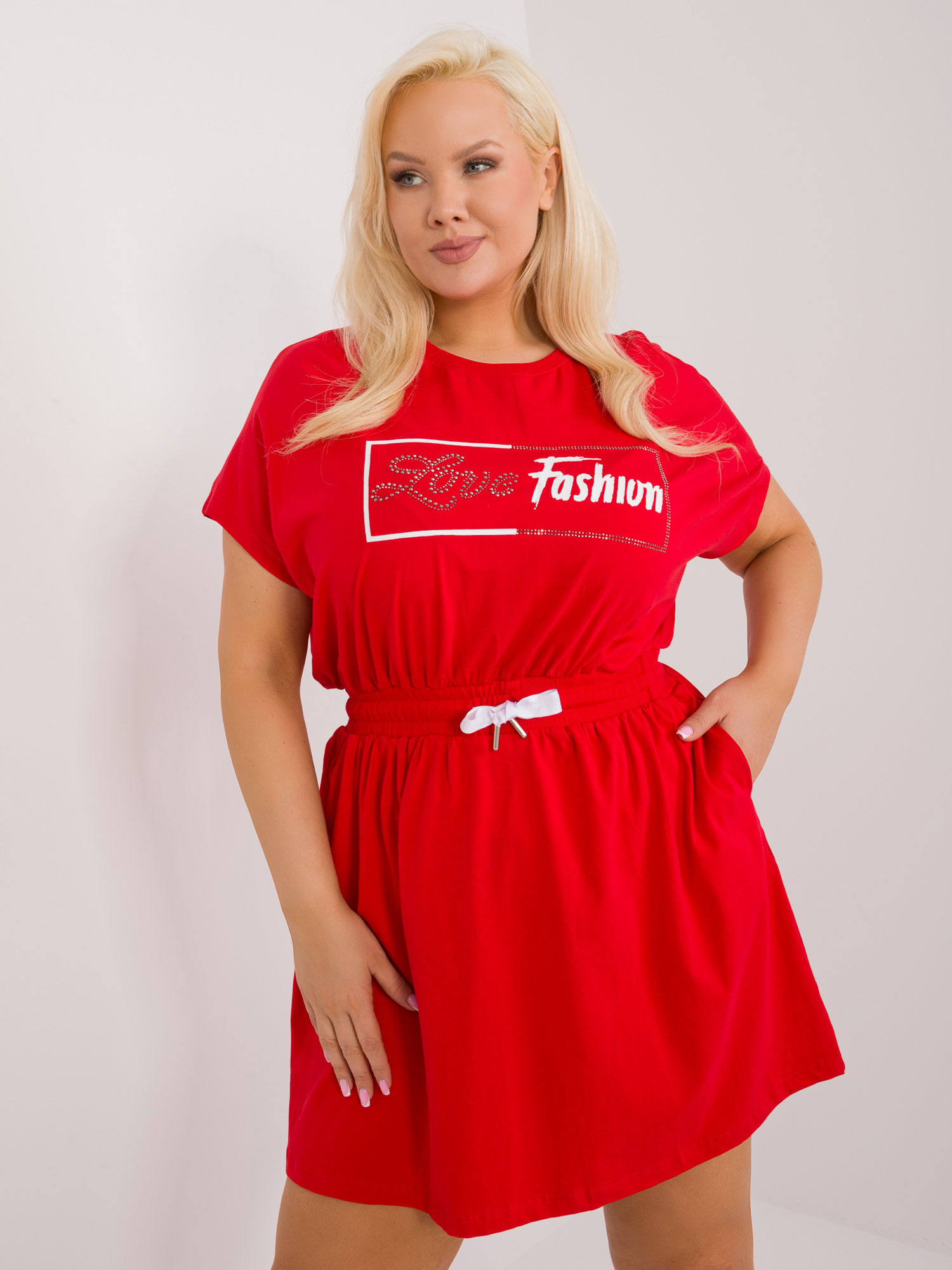 Červené mini šaty s nápisem a gumou v pase RV-SK-6589.25-red Velikost: ONE SIZE