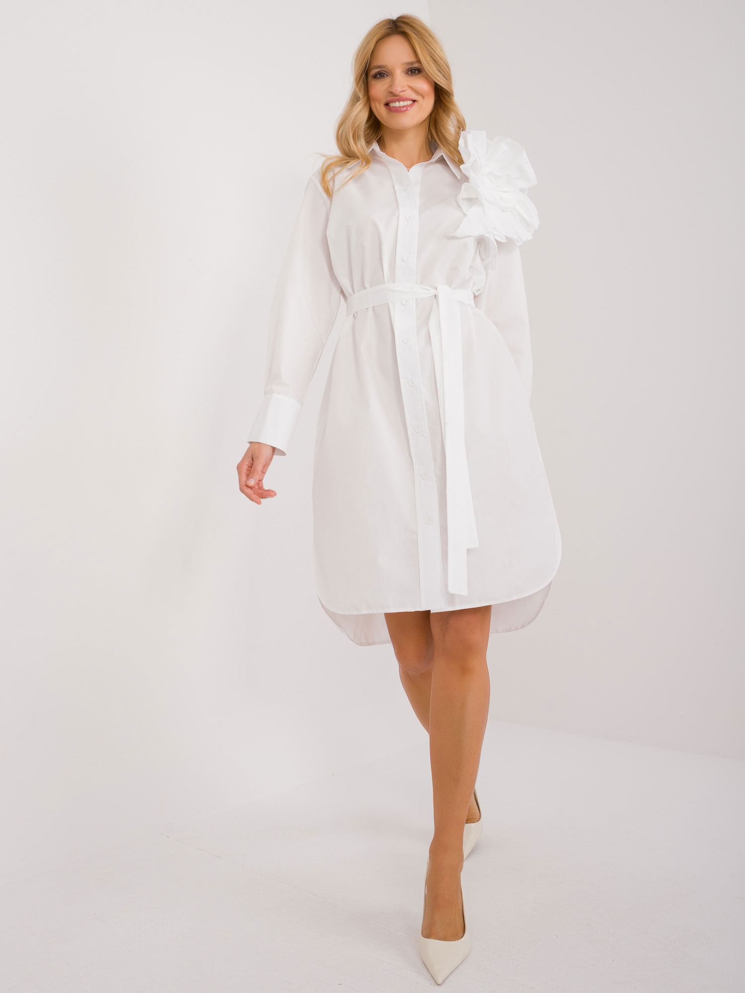 Bílé asymetrické košilové šaty s páskem a květinou LK-SK-509613.03-white Velikost: ONE SIZE