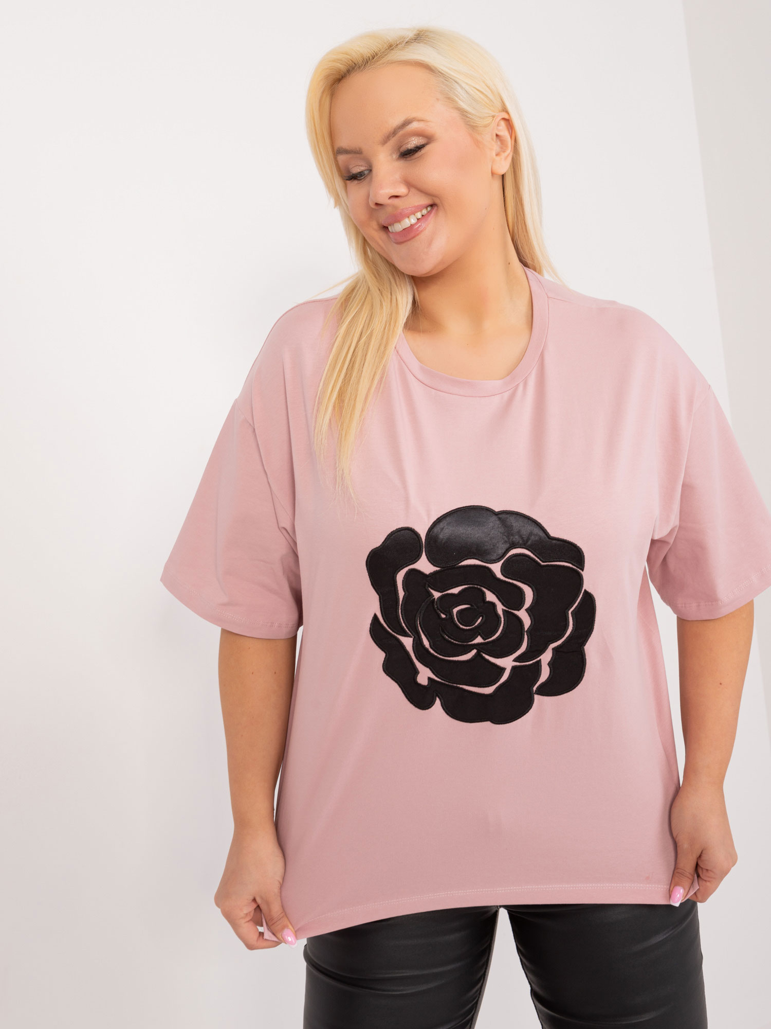 Světle růžové tričko s aplikací květiny -FA-BZ-9325.59-pink Velikost: ONE SIZE