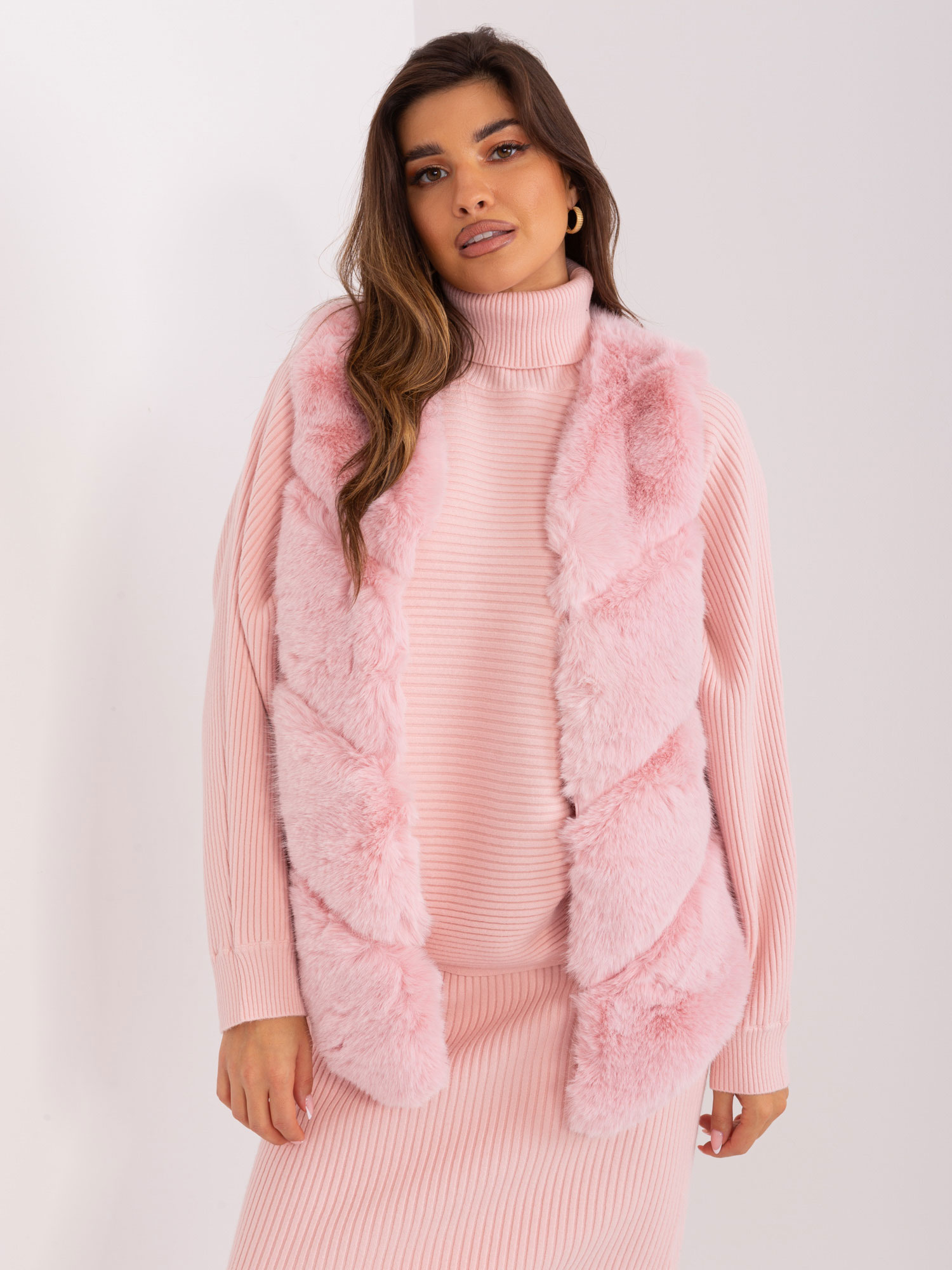 Světle růžová asymetrická chlupatá kožíšková vesta -AT-KZ-2349.00P-light pink Velikost: L/XL
