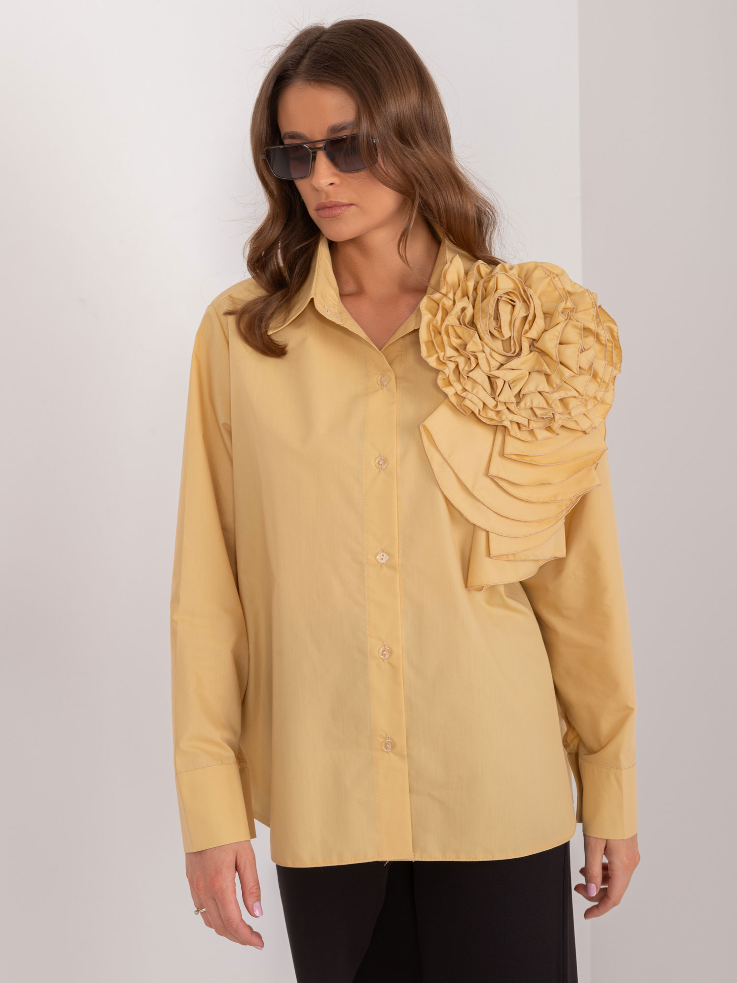 TMAVĚ ŽLUTÁ BAVLNĚNÁ KOŠILE S KVĚTINOU LK-KS-509612.28-DARK YELLOW Velikost: S/M