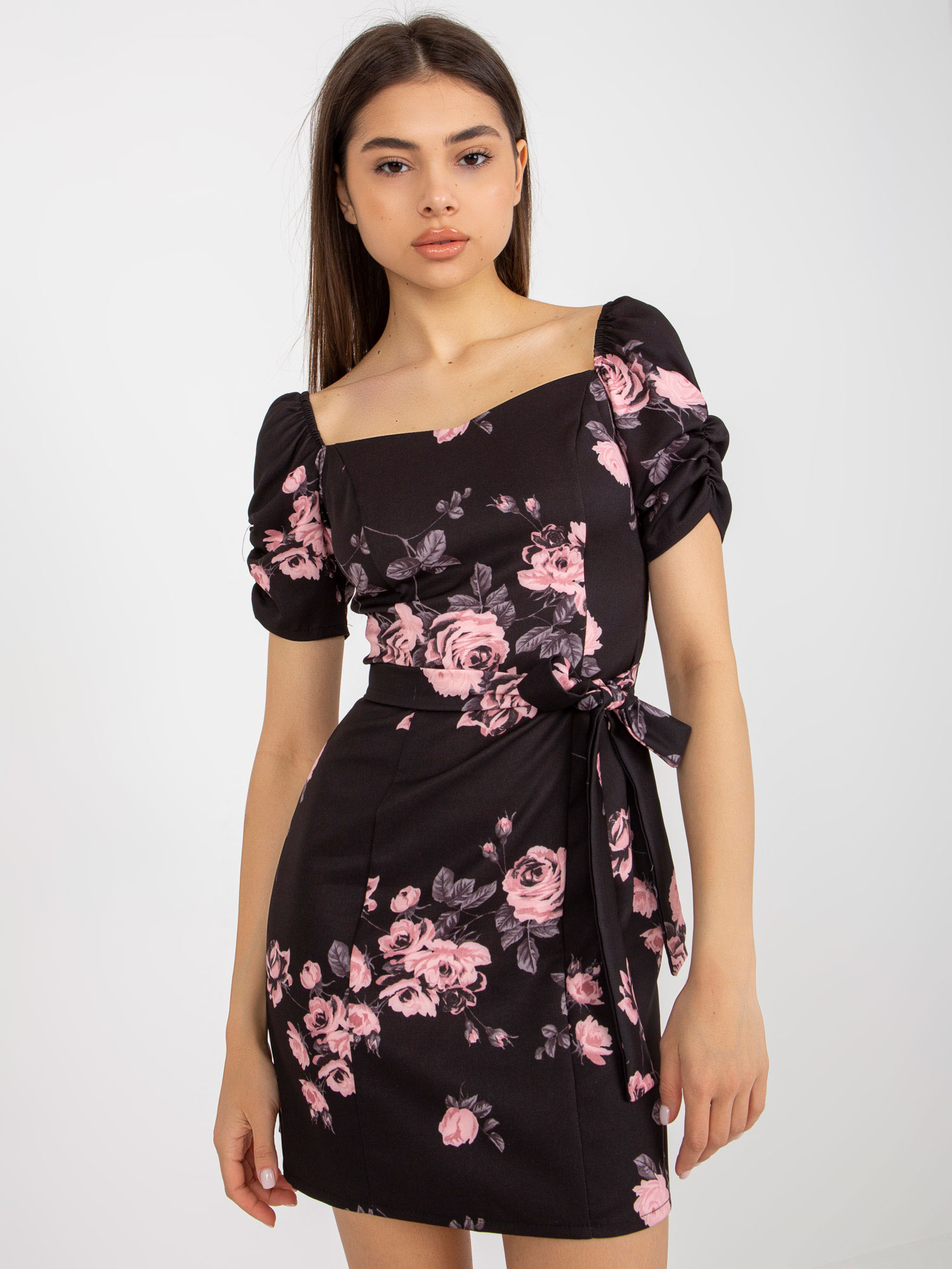Černo-růžové květinové mini šaty s páskem LK-SK-508641.29-black-pink Velikost: 42