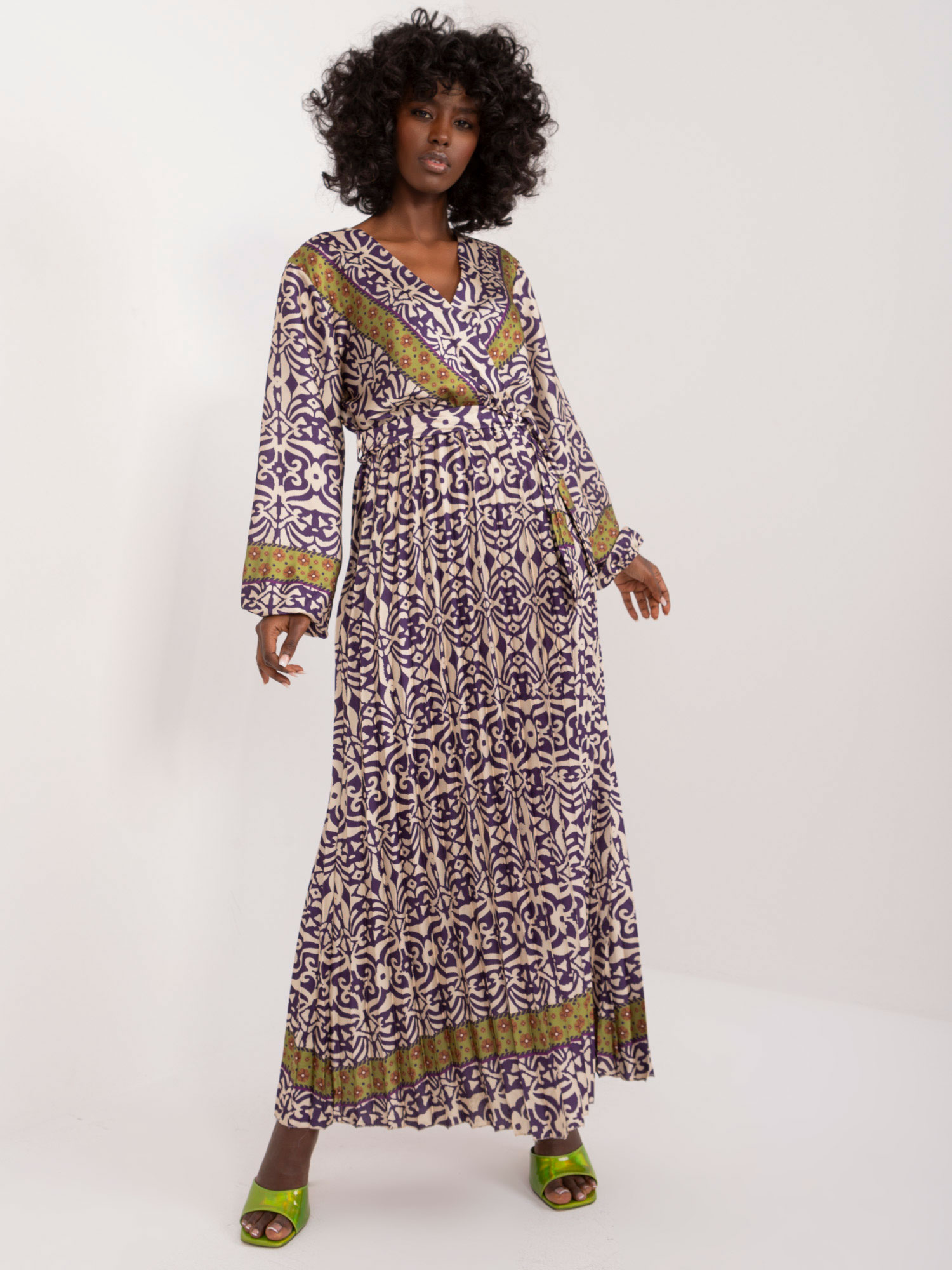 Tmavě fialové vzorované maxi šaty s páskem DHJ-SK-16656.13X-dark viollet Velikost: ONE SIZE