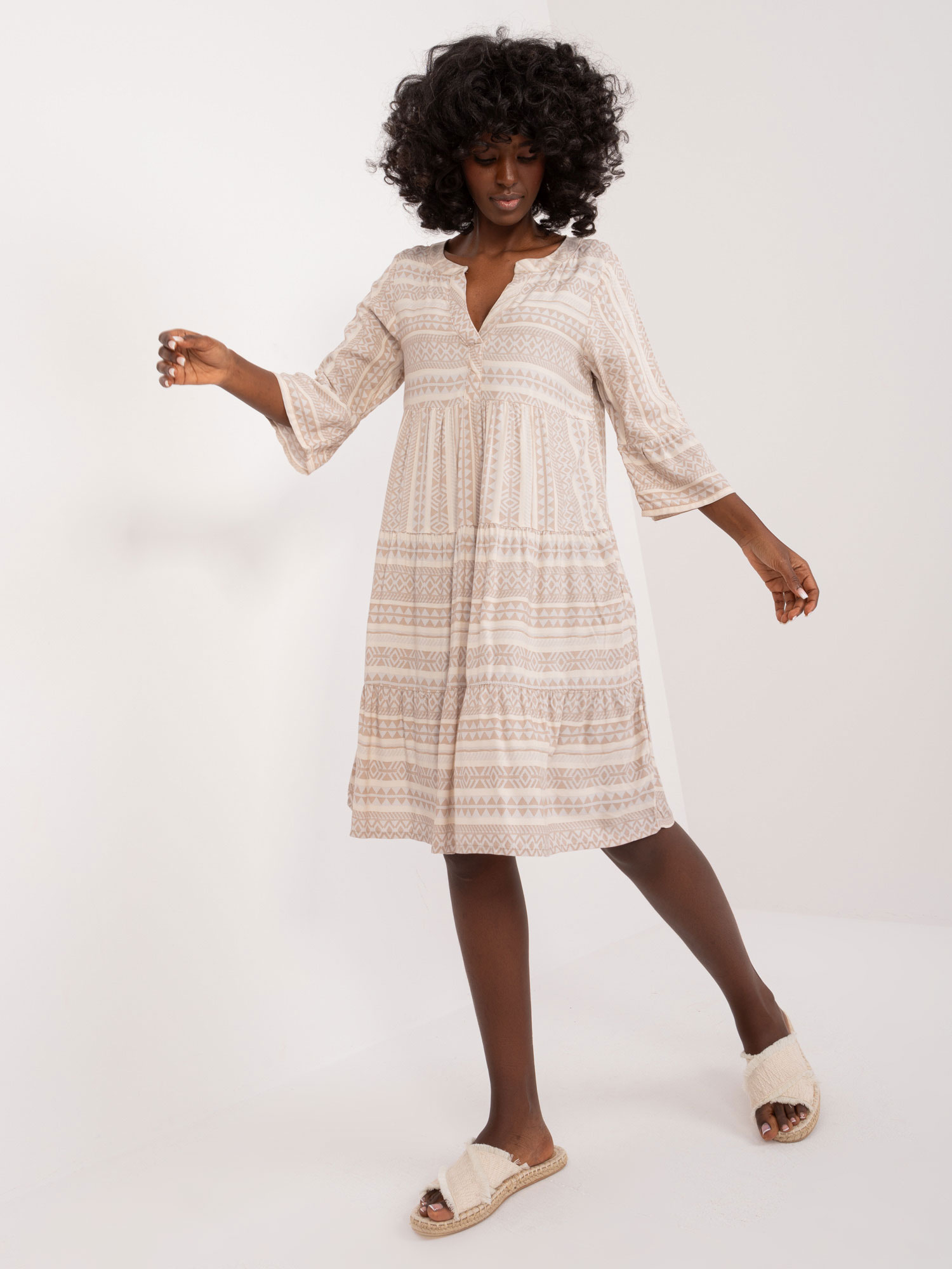 Béžové volné vzorované mini šaty s volánem D73771M30214L-beige Velikost: XL