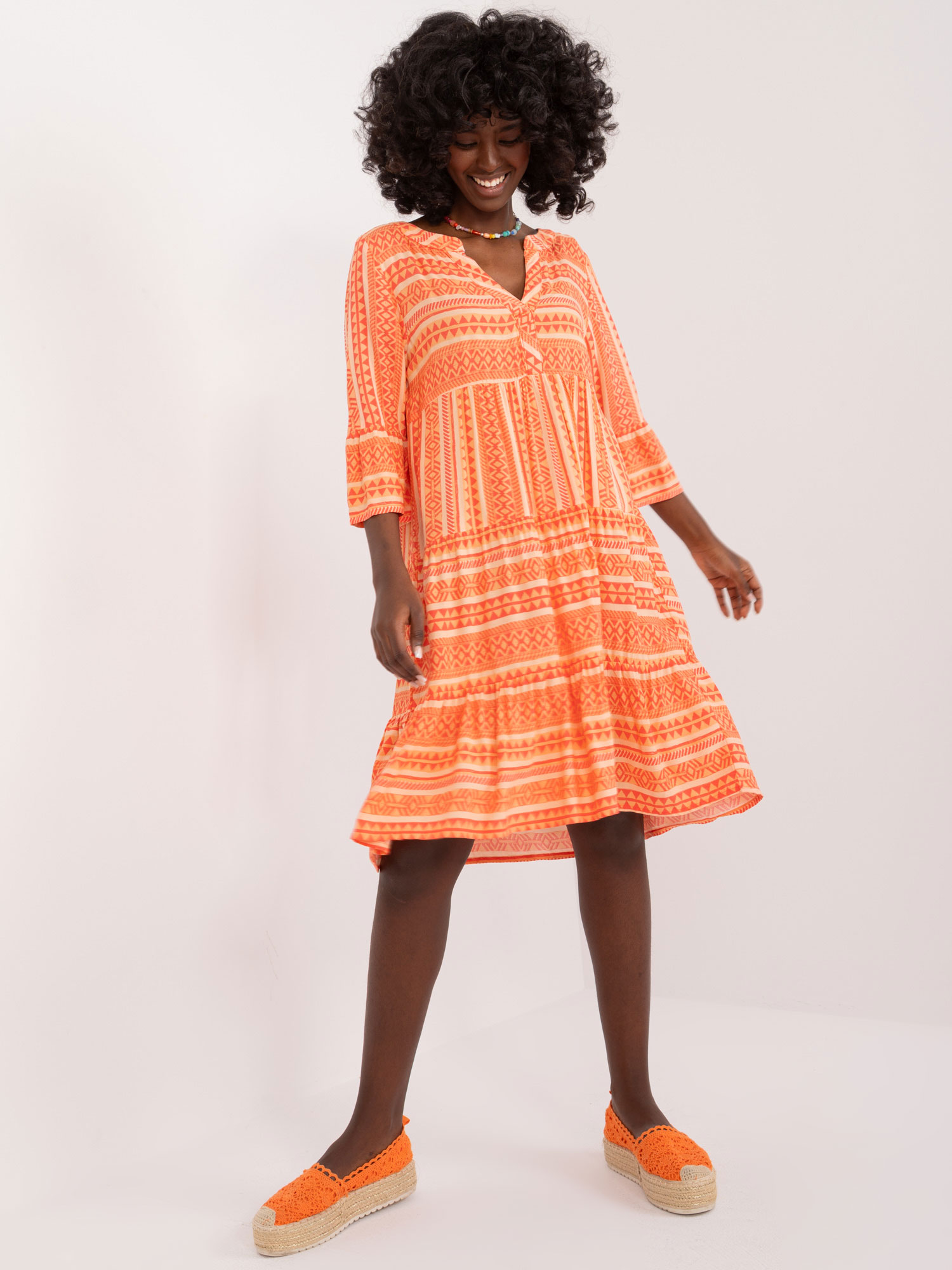 Oranžové volné vzorované mini šaty s volánem D73771M30214L-orange Velikost: L
