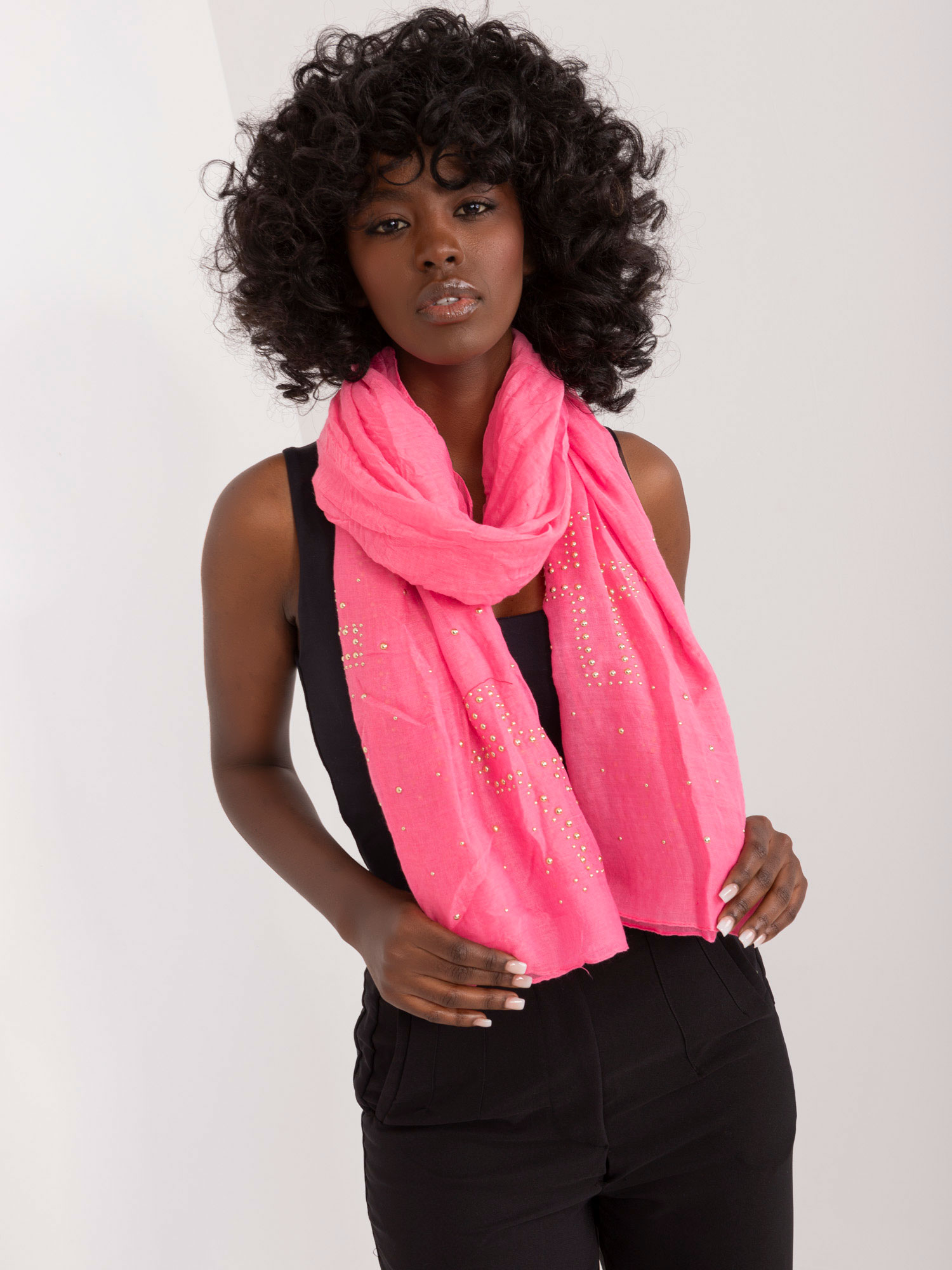 Růžový viskózový šátek s perličkami -AT-CH-EH-2336.28X-różowy Velikost: ONE SIZE