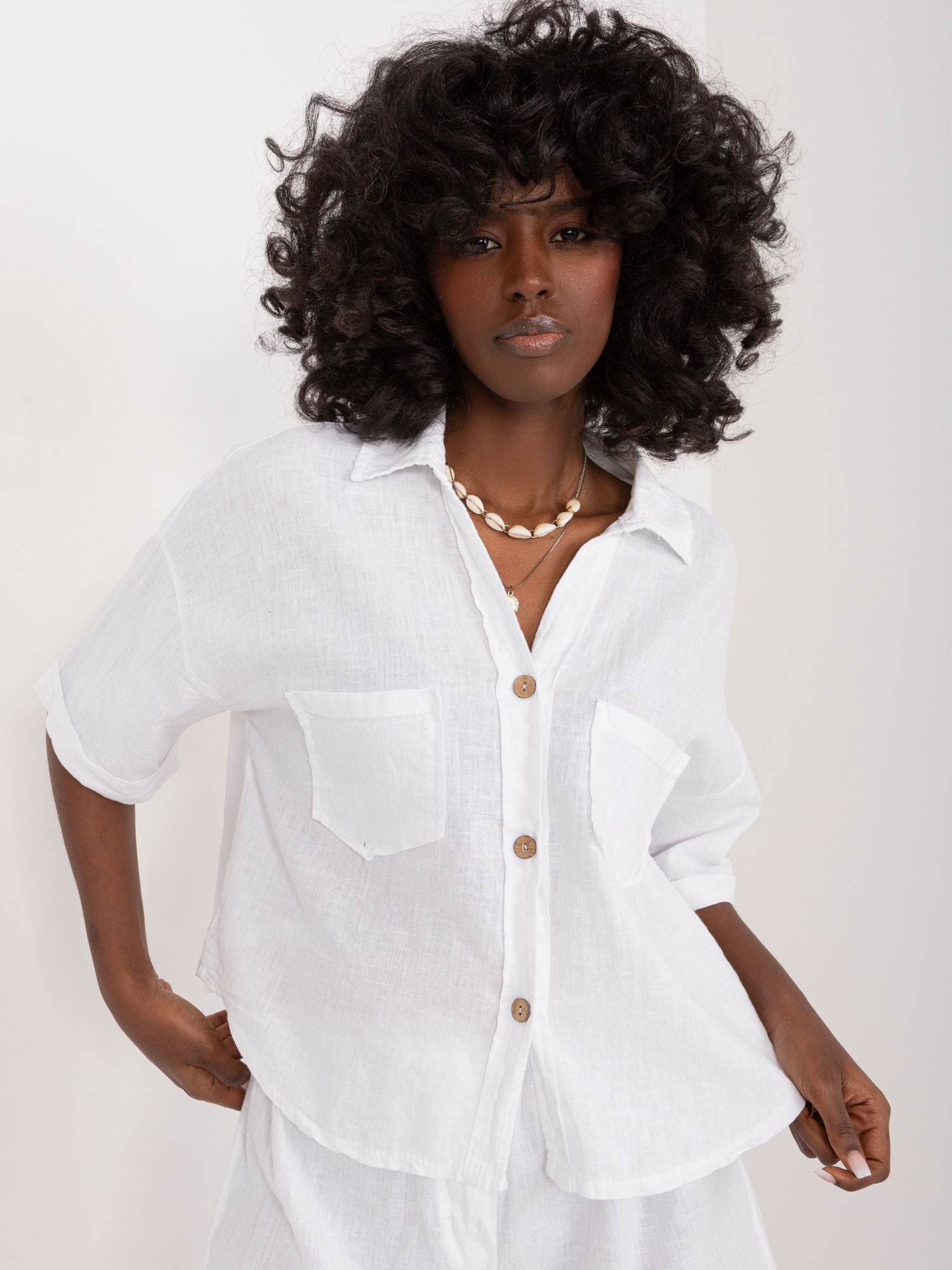 Bílá dámská oversize košile s krátkým rukávem -DHJ-KS-7279.24X-biały Velikost: ONE SIZE