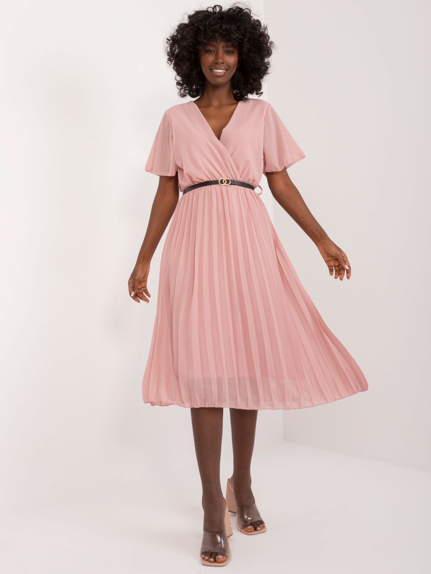 Světle růžové plisované midi šaty s páskem -DHJ-SK-13162-1.60-jasny różowy Velikost: ONE SIZE