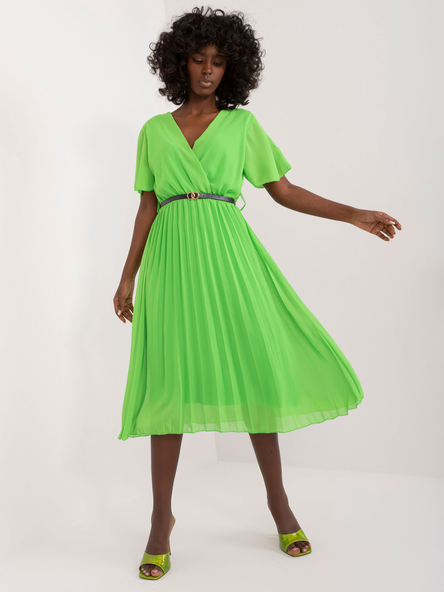 Světle zelené plisované midi šaty s páskem -DHJ-SK-13162-1.60-jasny zielony Velikost: ONE SIZE