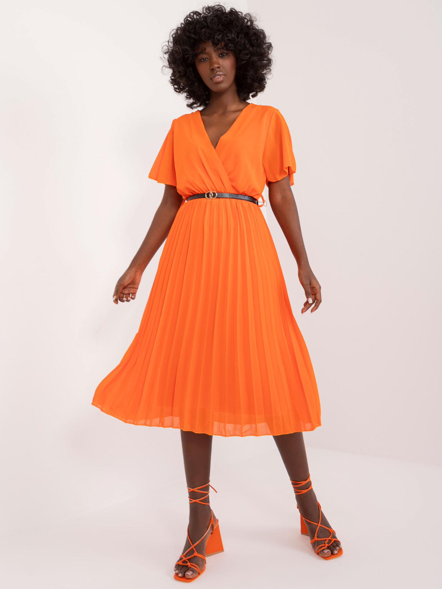 Oranžové plisované midi šaty s páskem -DHJ-SK-13162-1.60-pomarańczowy Velikost: ONE SIZE