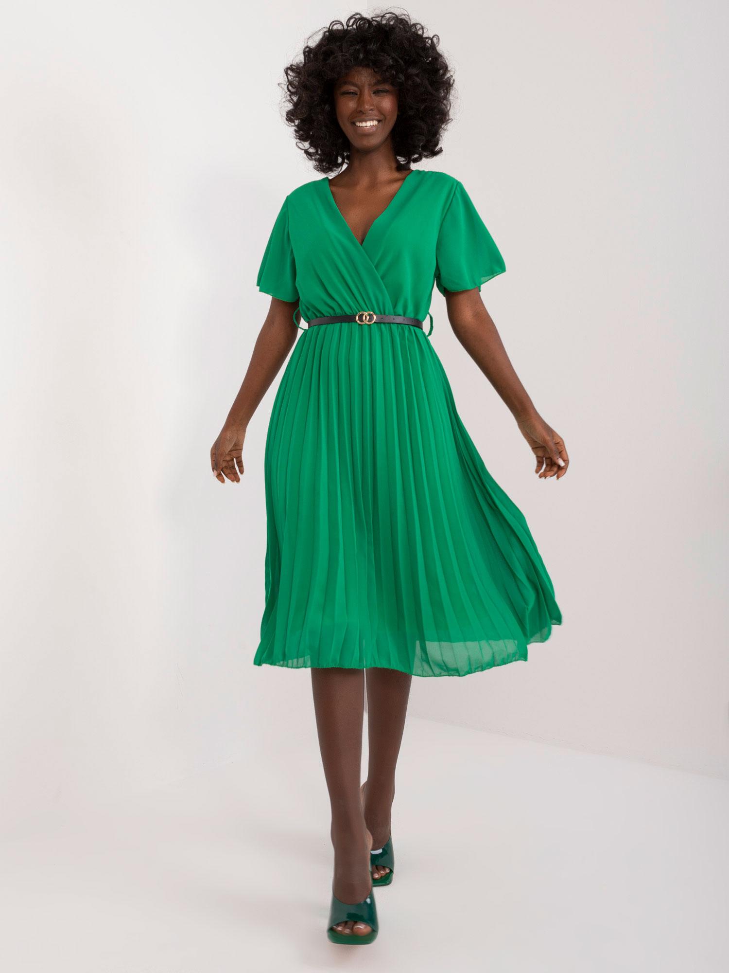 Tmavě zelené plisované midi šaty s páskem -DHJ-SK-13162-1.60-zielony Velikost: ONE SIZE