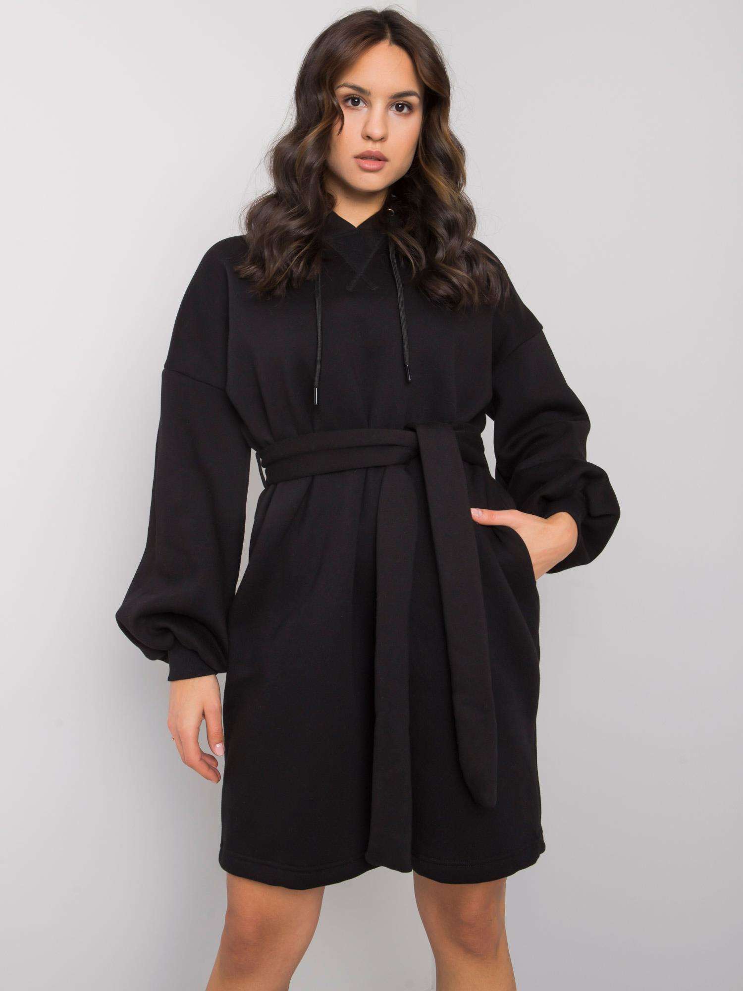 Černé mikinové šaty Raella s kapucí a opaskem RV-SK-7253.13-black Velikost: L/XL