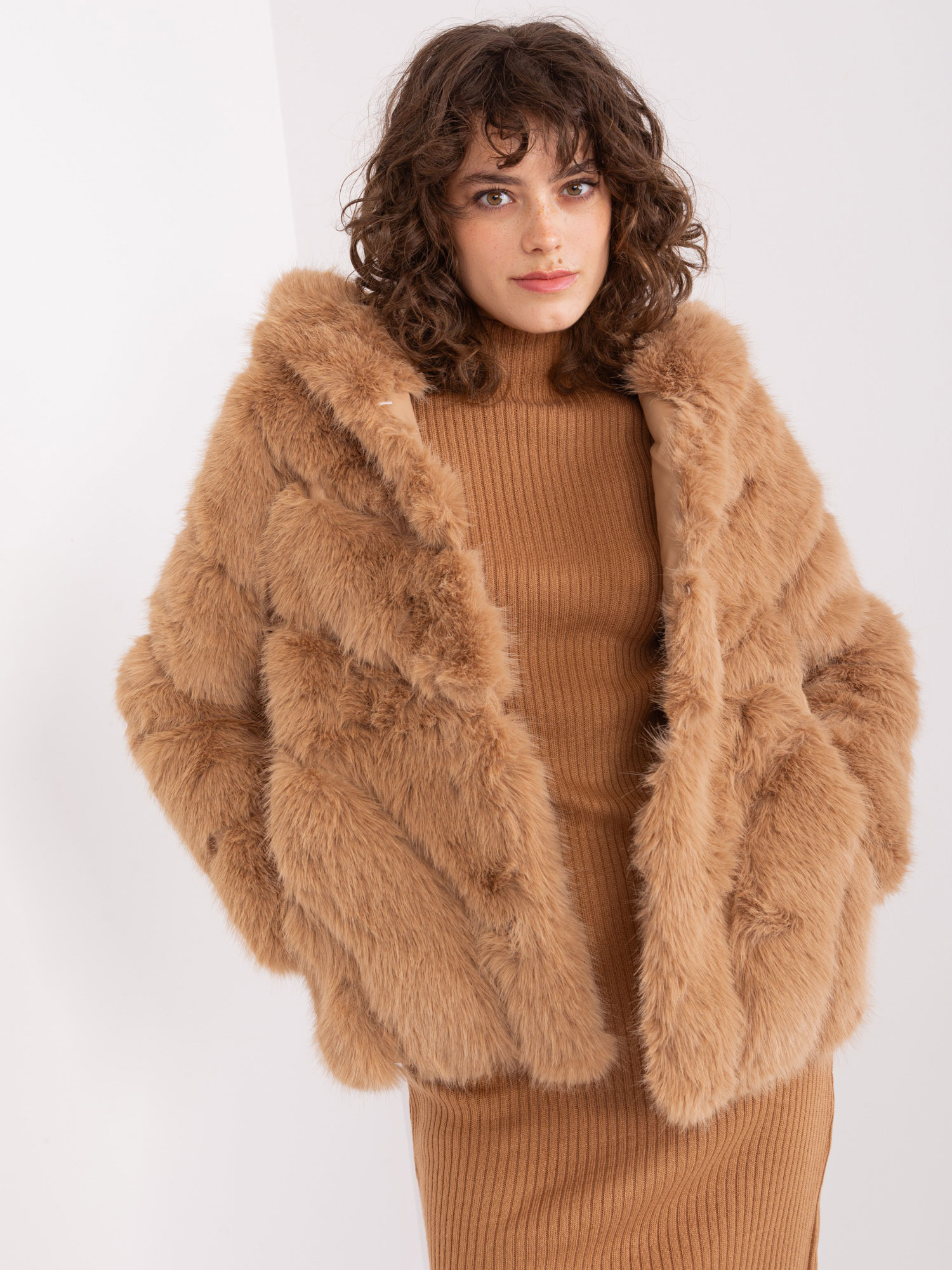 Camel kožíšek s kapucí (Velikost S/M)
