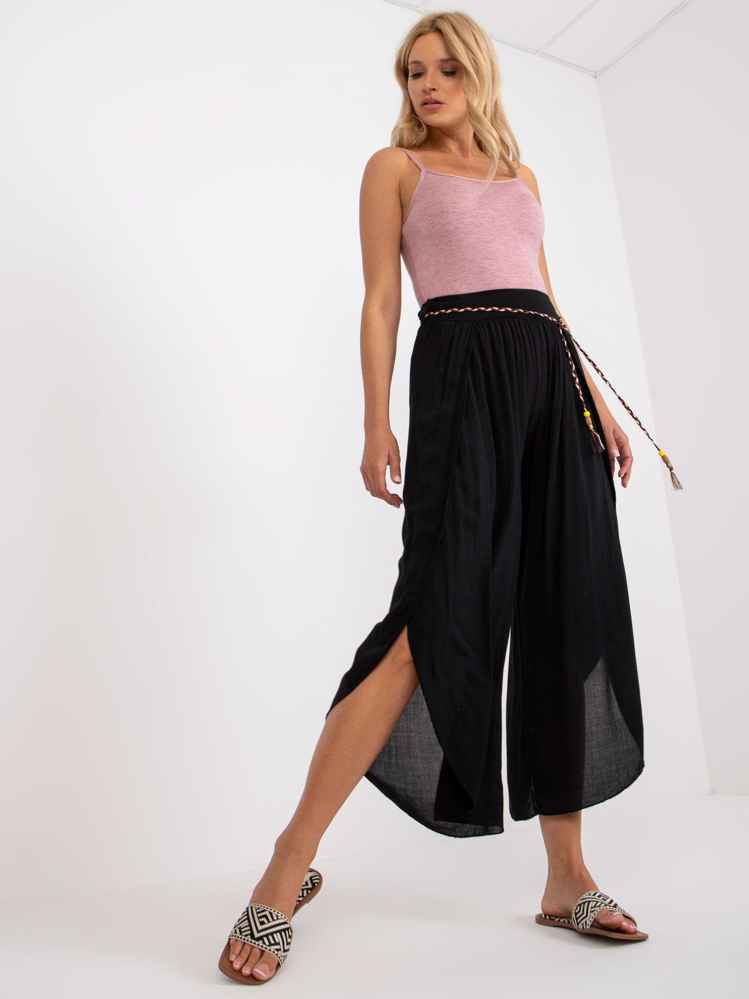 Černé volné kalhoty s rozparky TW-SP-BI-81378.24P-black Velikost: S
