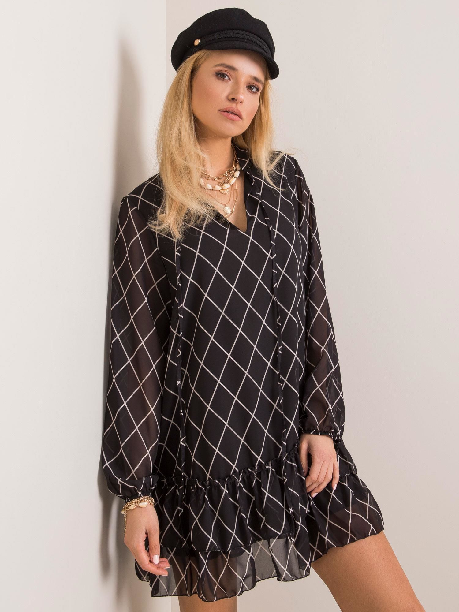 ČERNÉ DÁMSKÉ ŠATY S BÍLÝM GEOMETRICKÝM VZOREM EM-SK-L1143.92P-BLACK Velikost: M