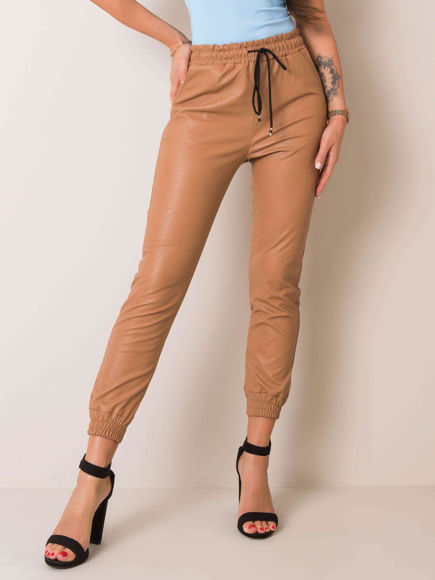 DÁMSKÉ TMAVĚ BÉŽOVÉ KOŽENKOVÉ KALHOTY DHJ-SP-2982.69-BEIGE Velikost: XL