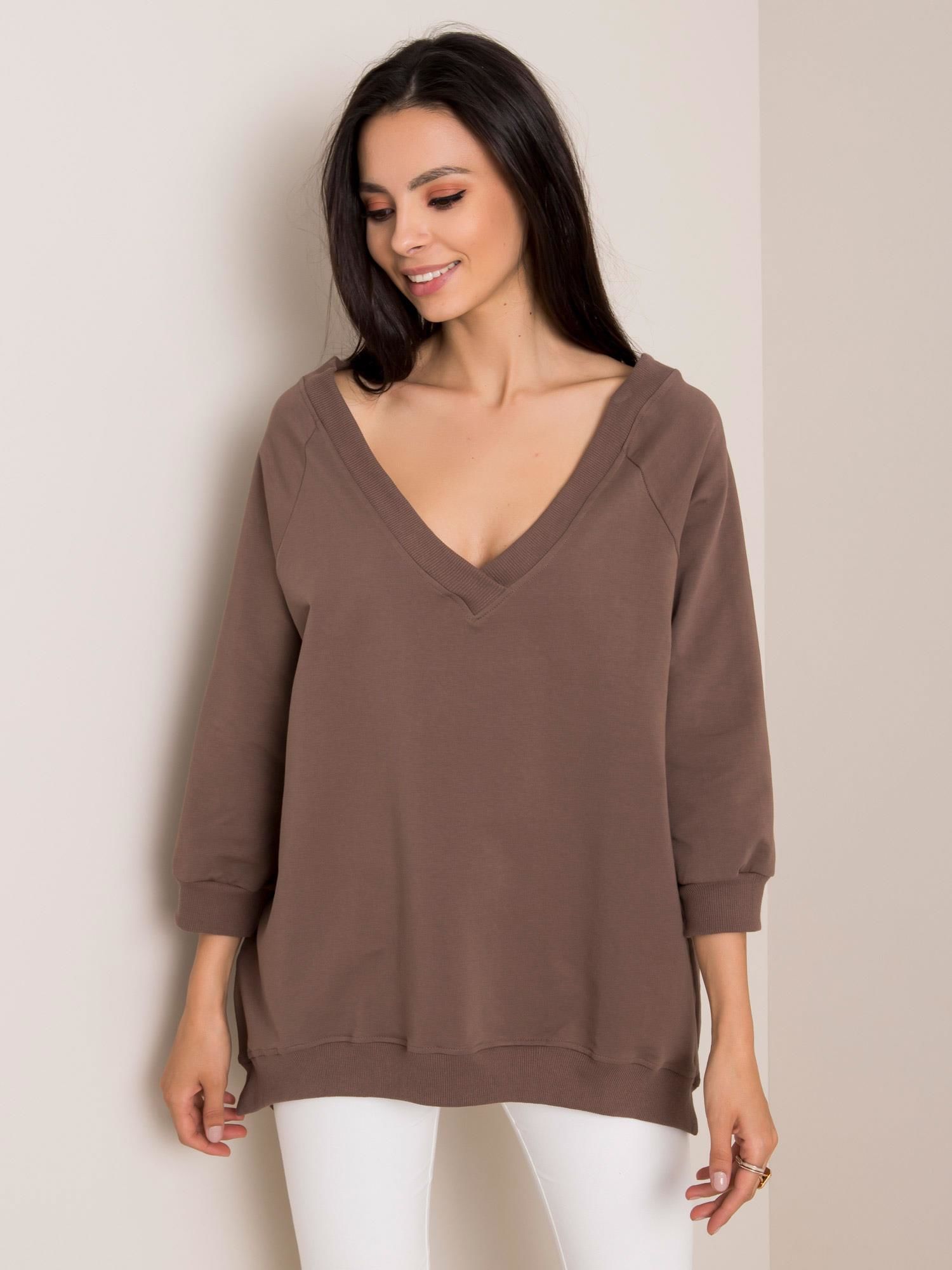 HNĚDÁ DÁMSKÁ MIKINA S VÝSTŘIHEM RV-BL-5676.09-LIGHT BROWN Velikost: S/M