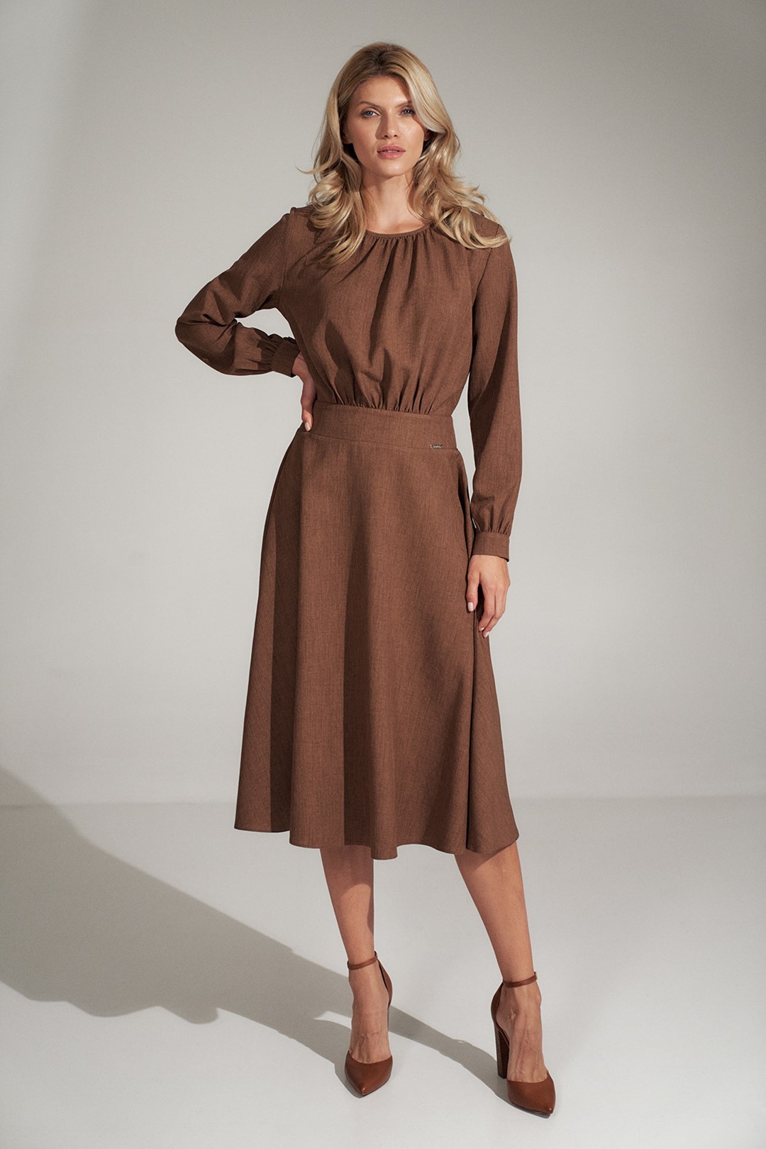 HNĚDÉ ELEGANTNÍ MIDI ŠATY M724 BROWN Velikost: L