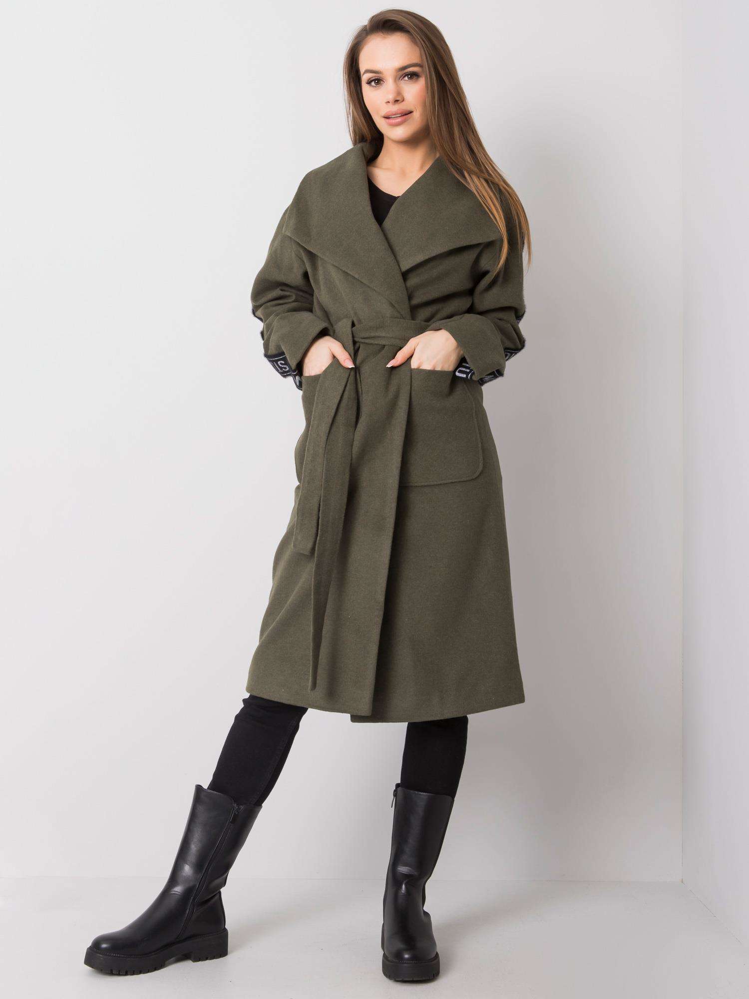 KHAKI DÁMSKÝ KABÁT S PRUHEM NA RUKÁVECH -LK-PL-508316.95P-KHAKI [ZUL] Velikost: 38