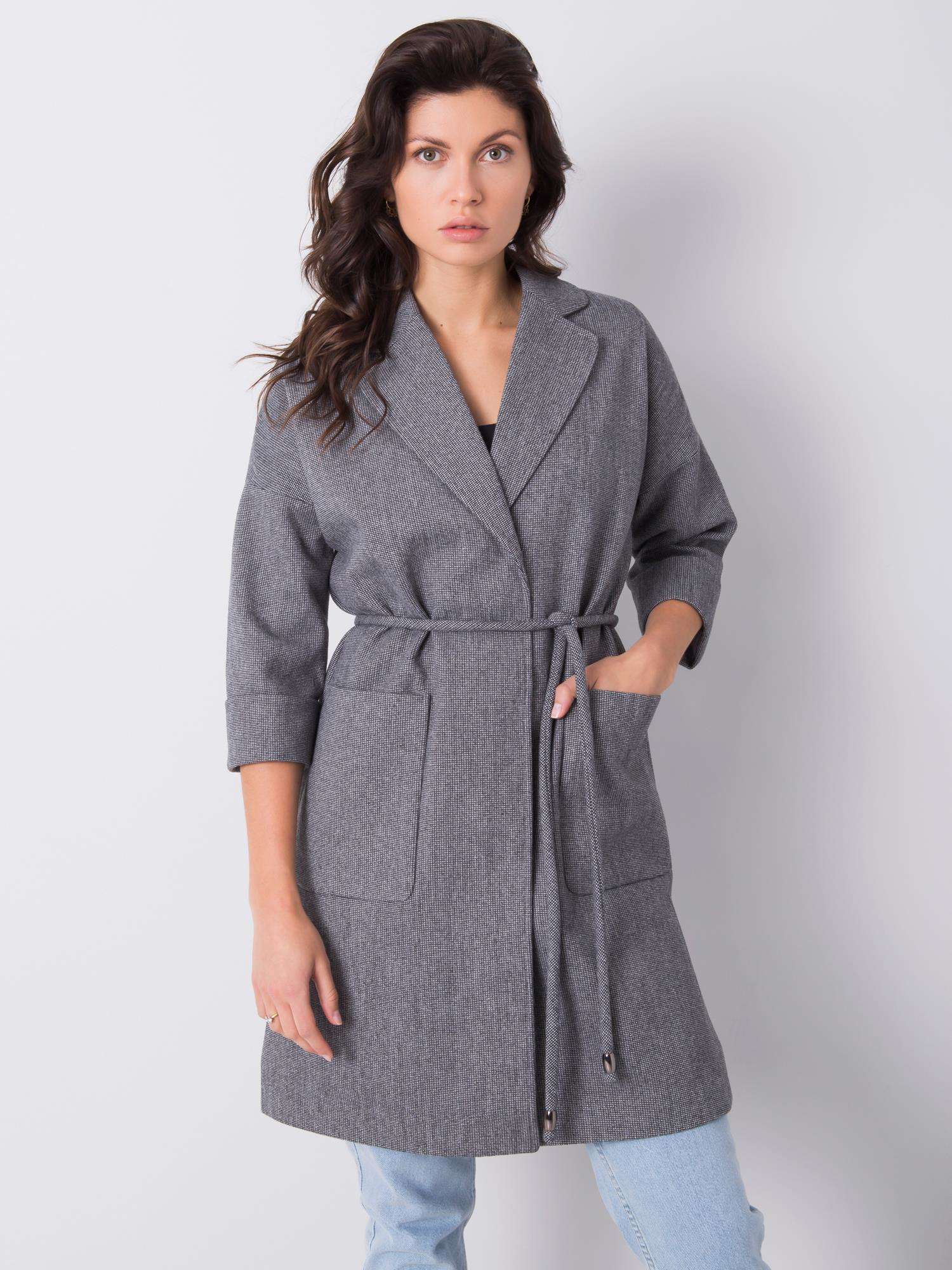 ŠEDÝ KABÁT SE ŠŇŮRKOU V PASE RL-PL-2718.29P-GREY Velikost: XL