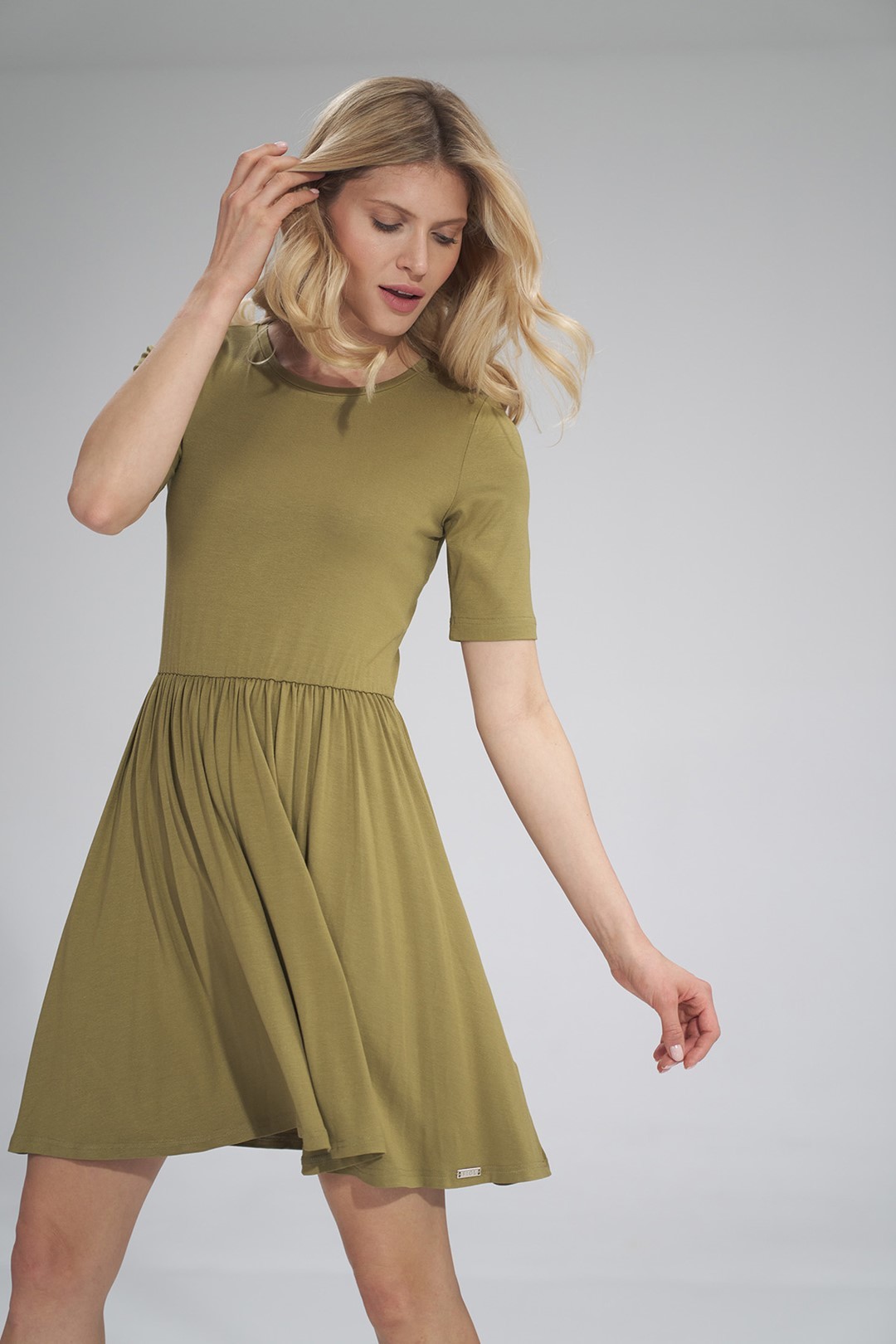 OLIVOVÉ ŠATY S KRÁTKÝMI RUKÁVY M751 OLIVE GREEN Velikost: M